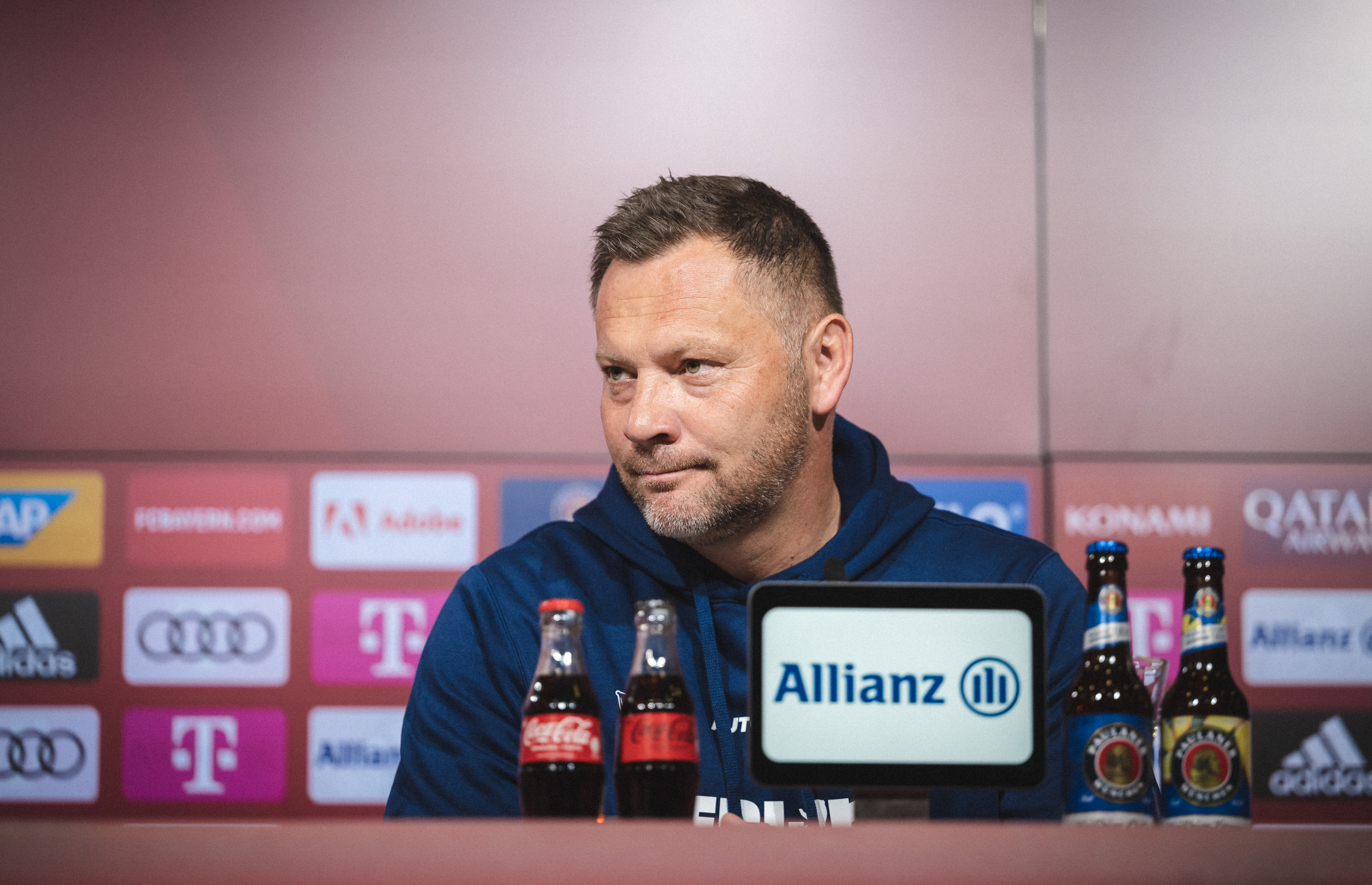 Pál Dárdai spricht auf der Pressekonferenz in München.