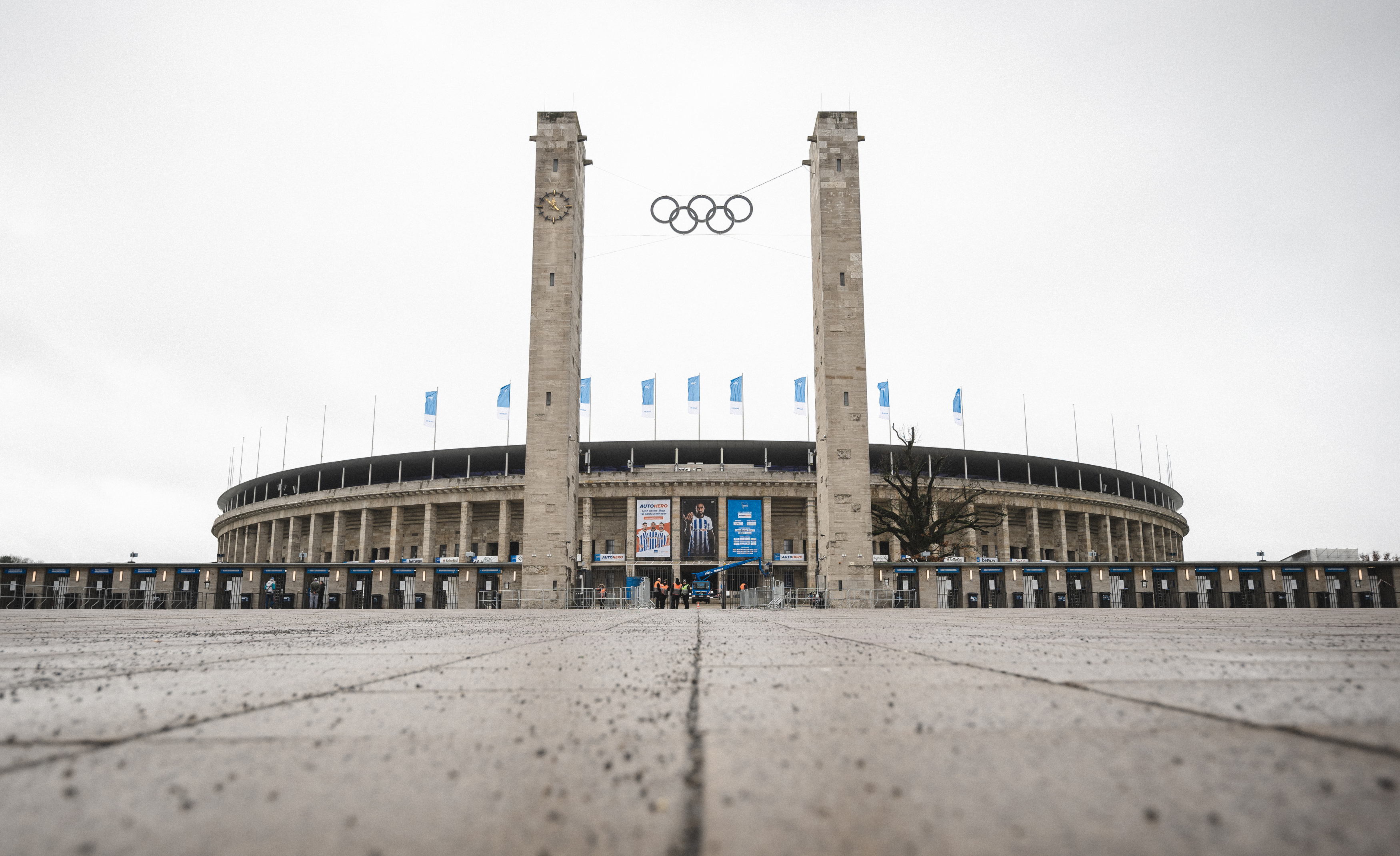 Das Olympiastadion von außen mit Blick auf das Osttor.