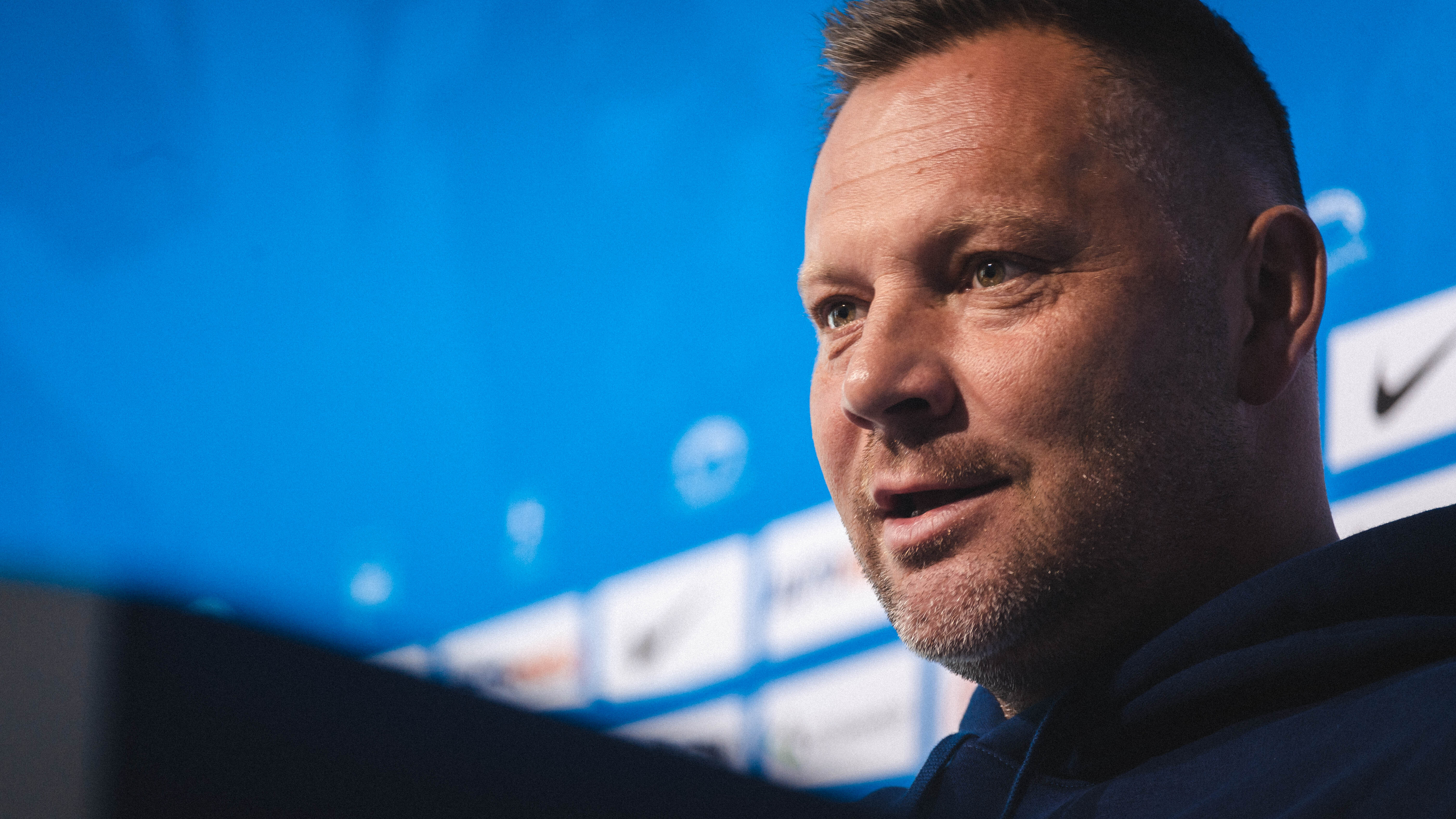 Pál Dárdai spricht auf der Pressekonferenz vor dem Heimspiel gegen den VfB Stuttgart.