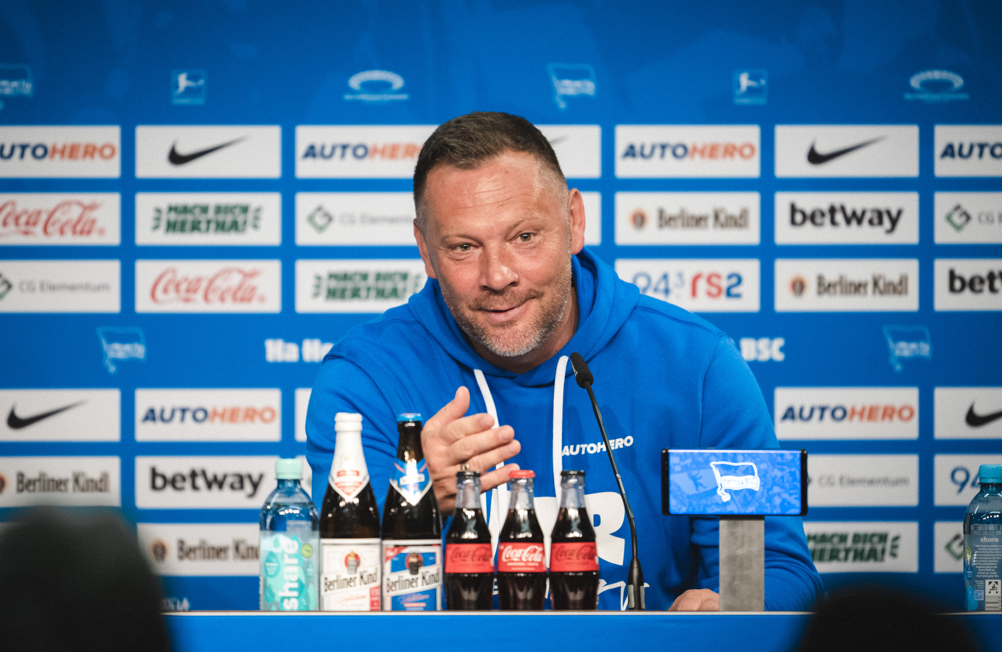 Pál Dárdai spricht auf der Pressekonferenz nach dem Heimsieg gegen den VfB Stuttgart.