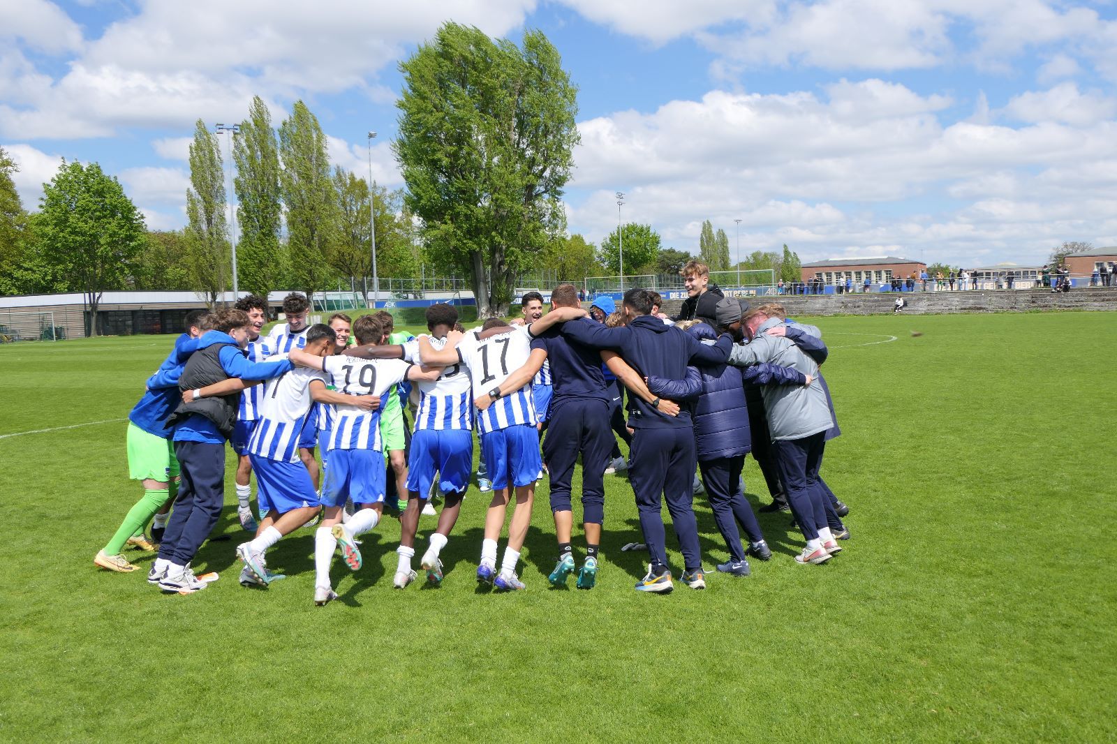 Unsere U16 liegt sich in den Armen.