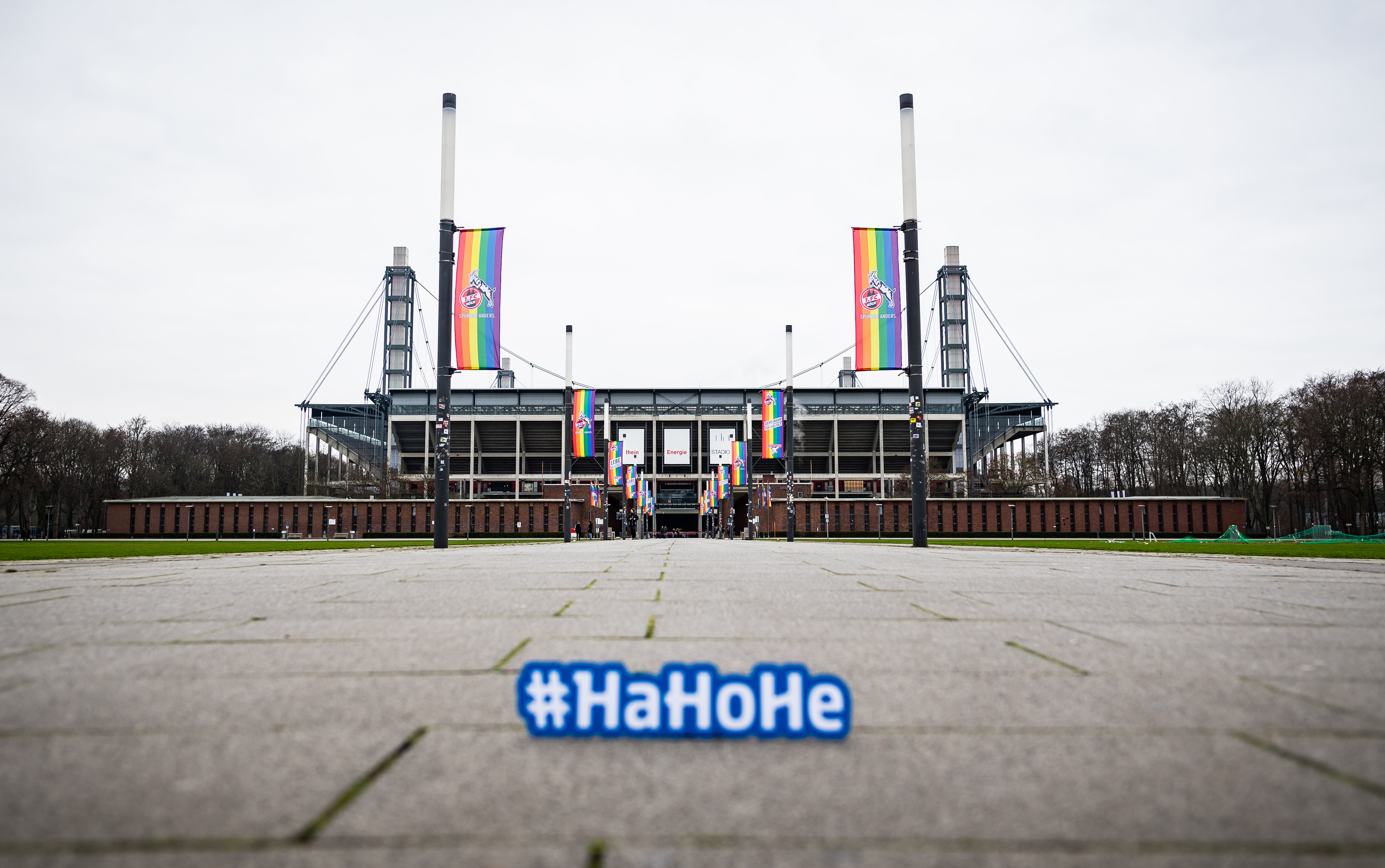 Das Kölner Stadion mit dem HaHoHe-Schild davor.