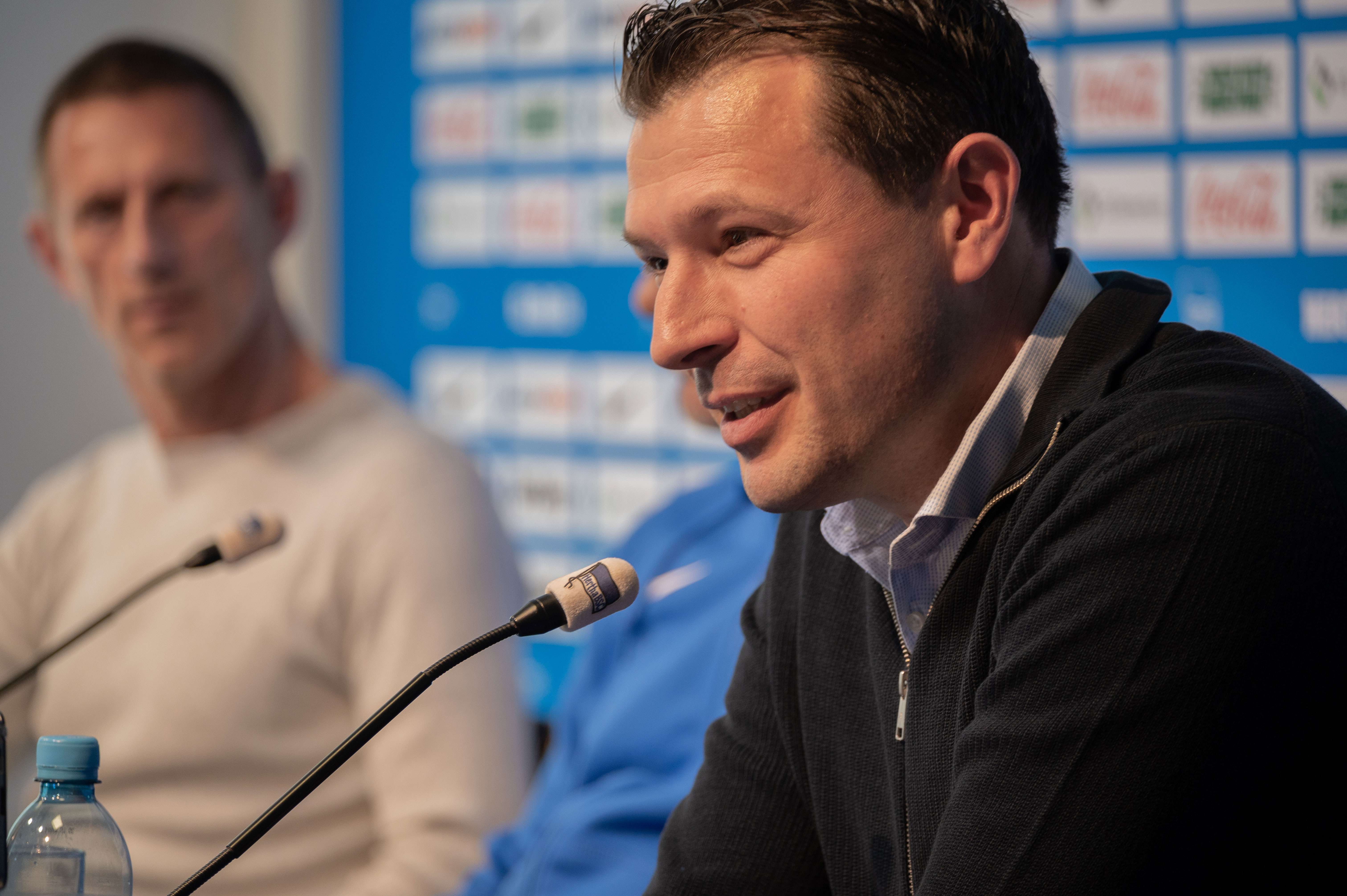 Benjamin Weber spricht auf der Pressekonferenz vor dem Auswärtsspiel beim 1. FC Köln.