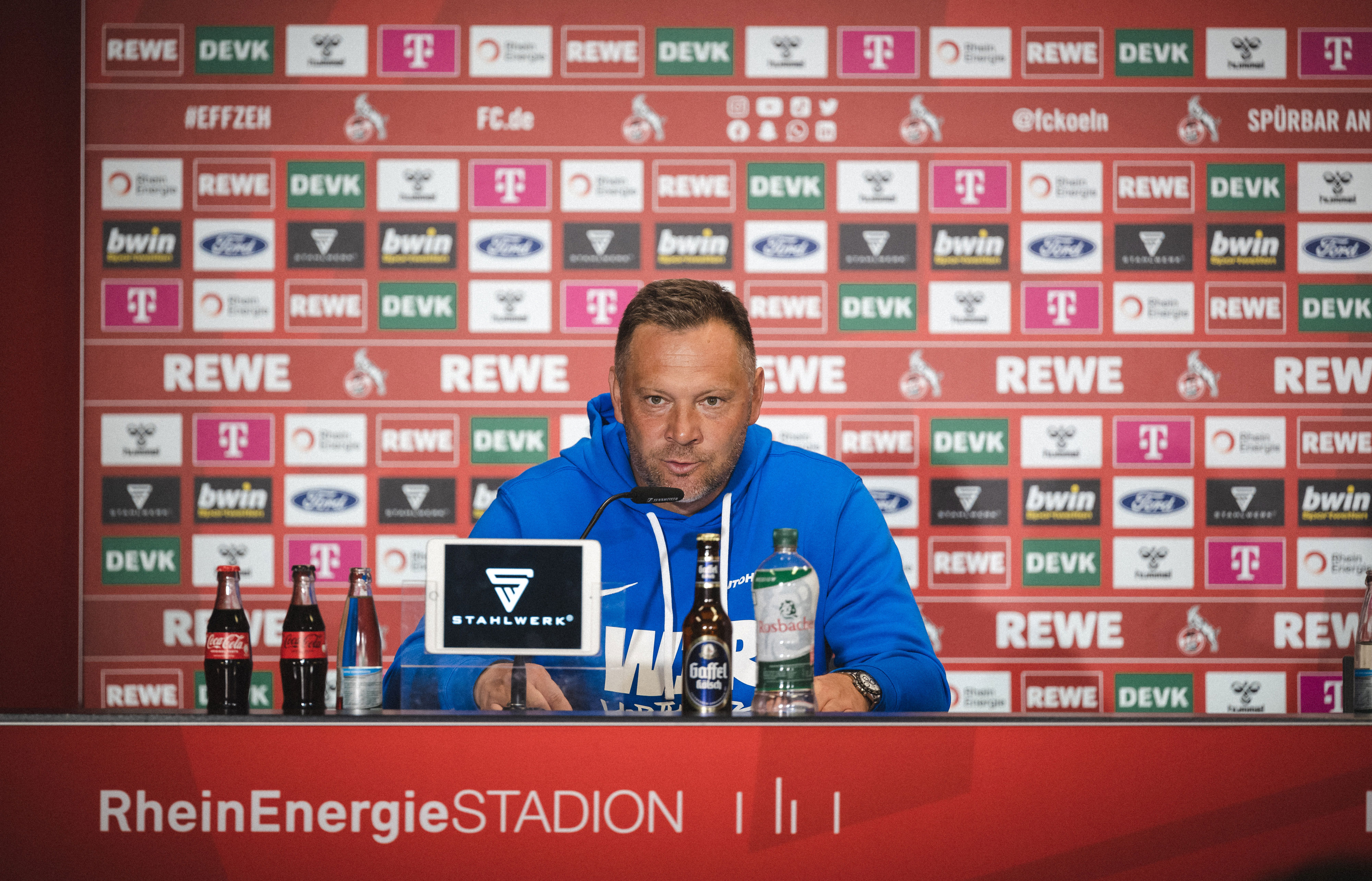 Pál Dárdai auf der Pressekonferenz in Köln.