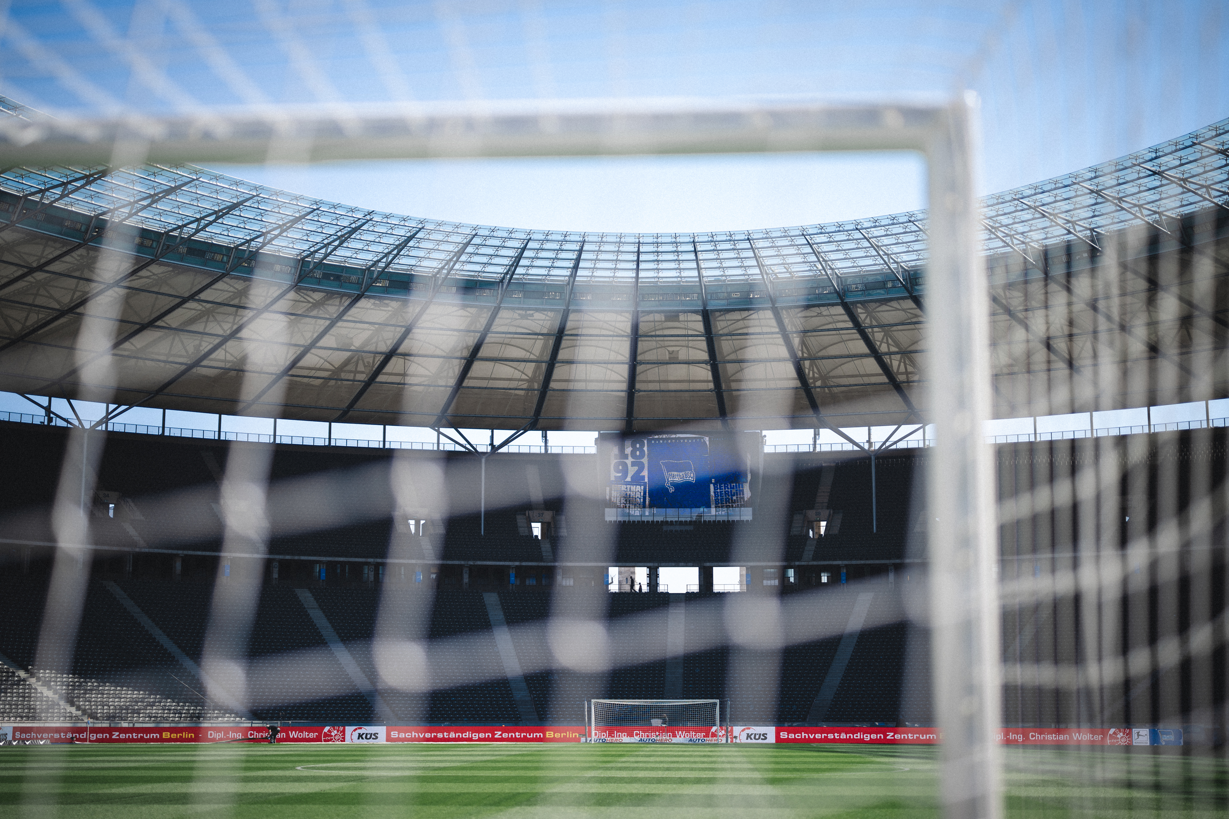 Das Olympiastadion von innen mit Blick auf die Ostkurve.