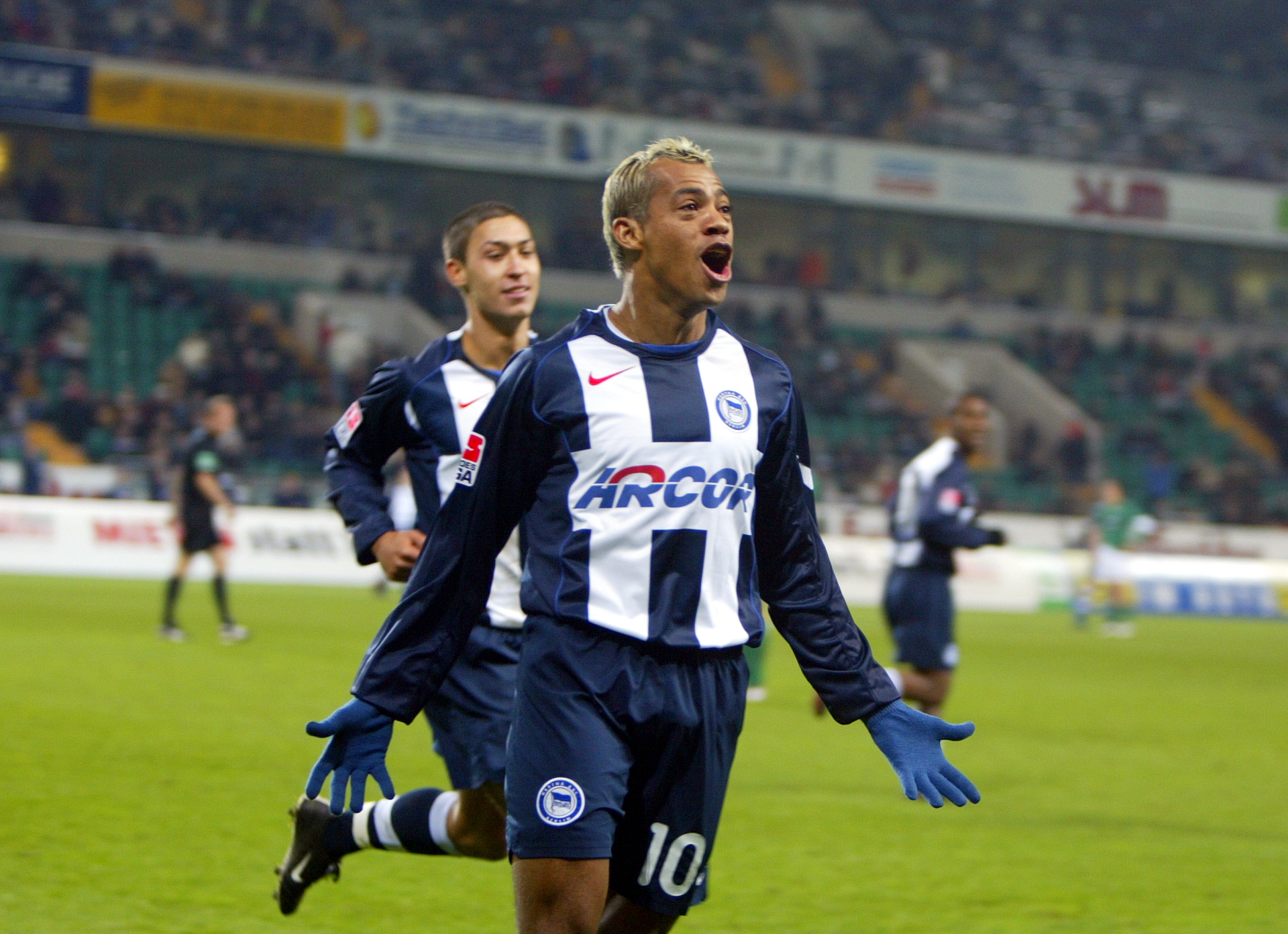Marcelinho bejubelt ein Tor.