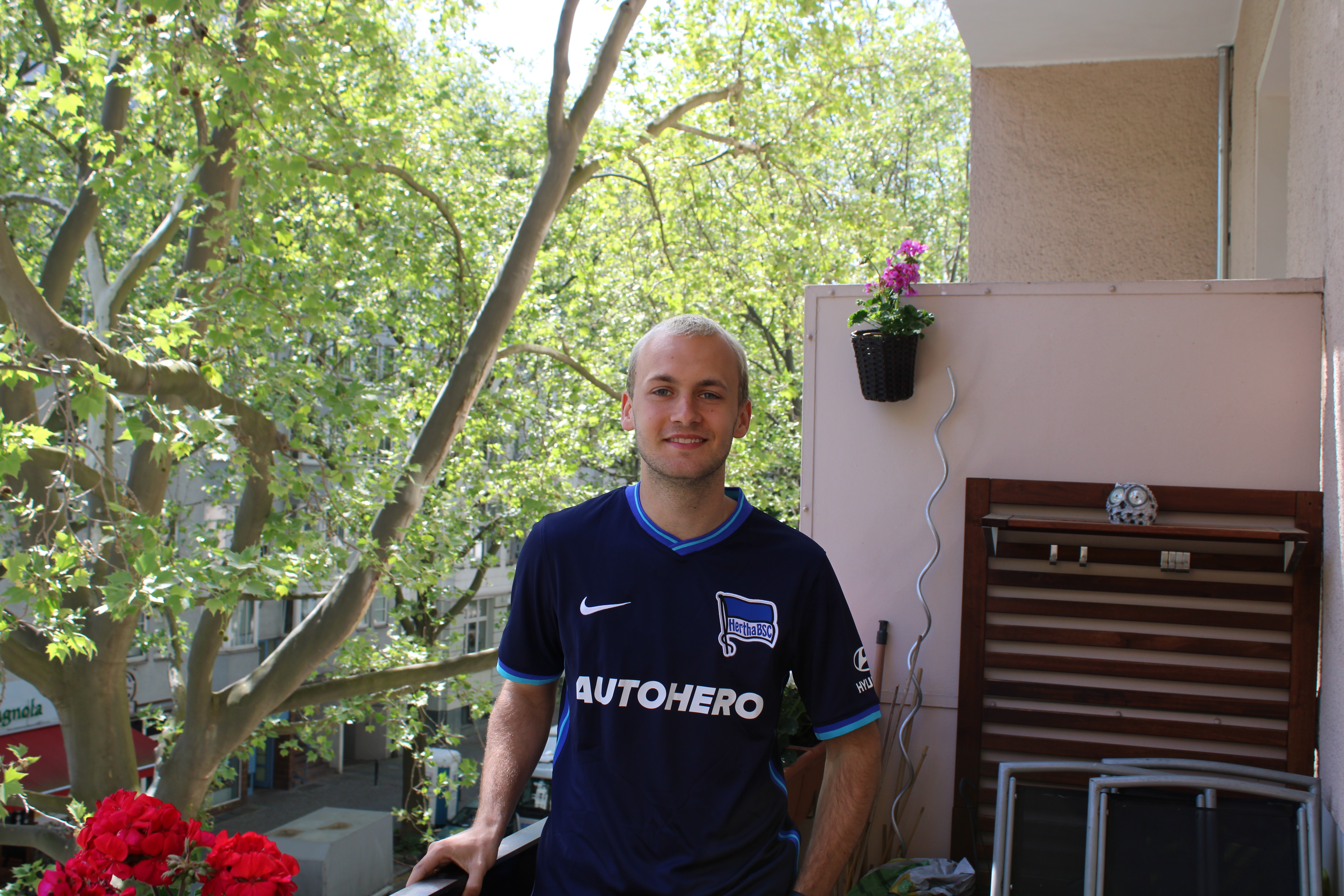 Der Herthaner Leon posiert auf seinem Balkon im Trikot.