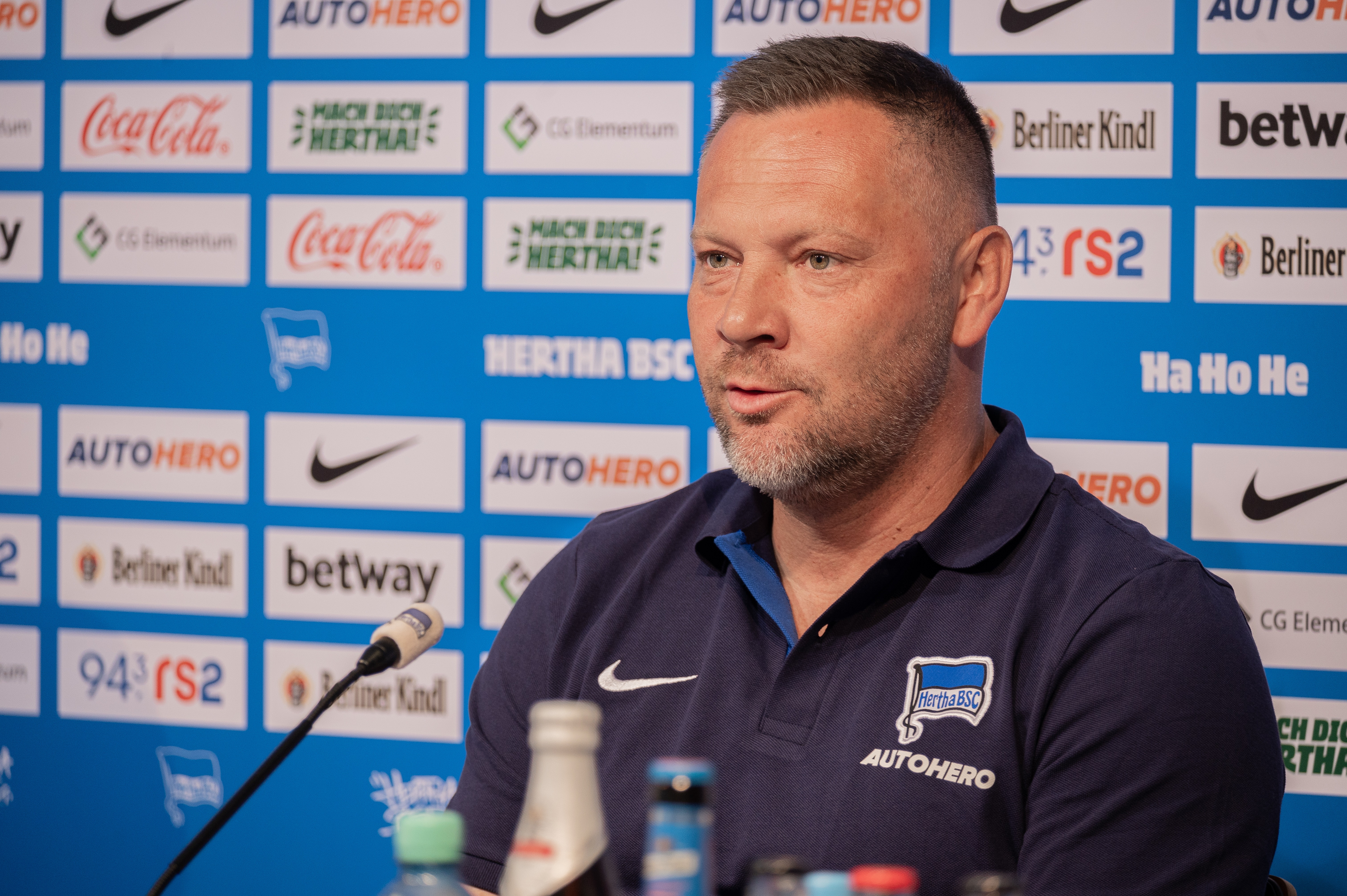 Pál Dárdai on the podium at the press conference ahead of the game against Bochim