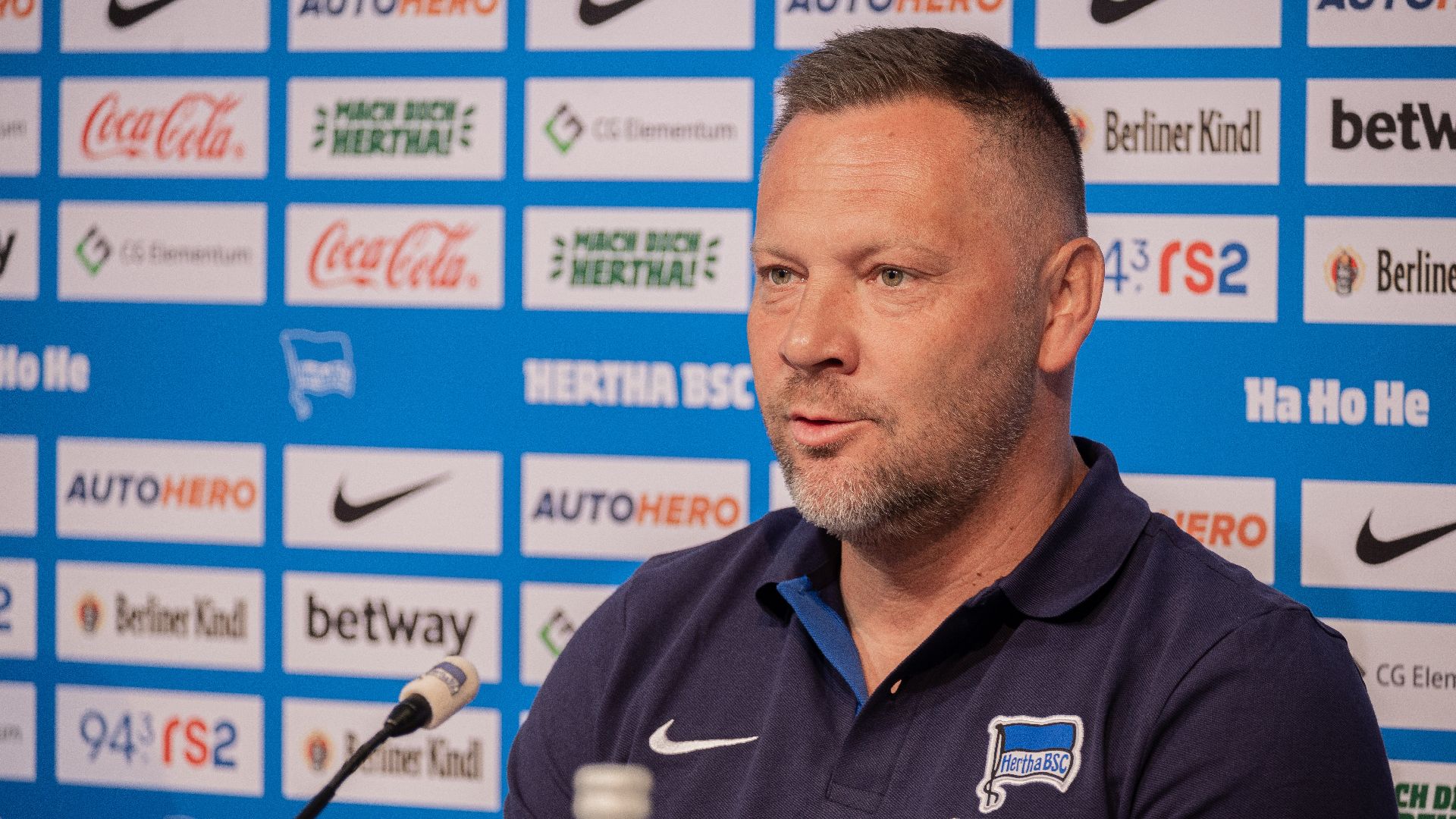 Pál Dárdai on the podium at the press conference ahead of the game against Bochim
