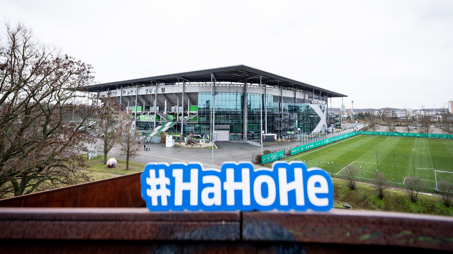 Die Wolfsburg-Arena mit dem HaHoHe-Schild davor.