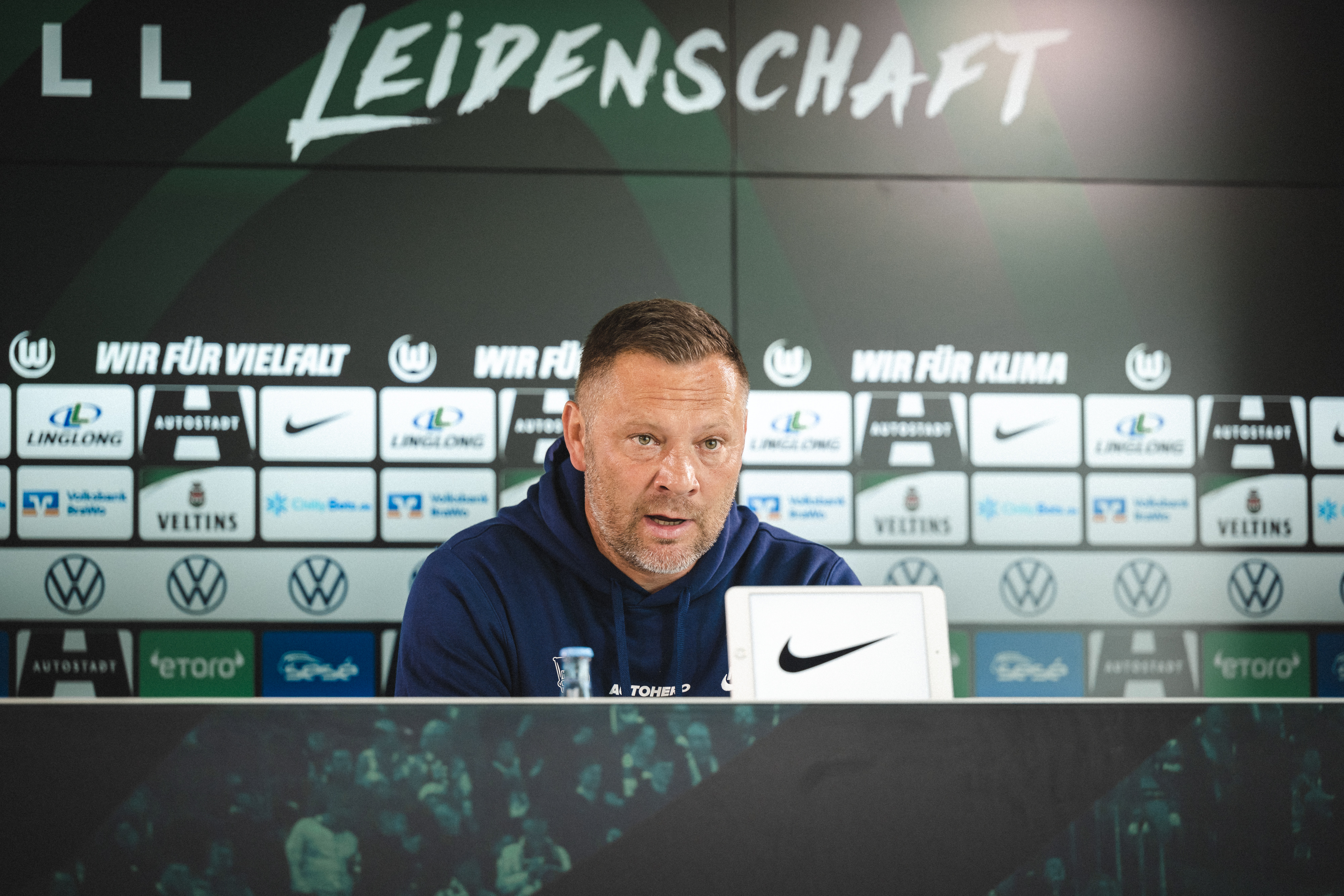 Pál Dárdai spricht auf der PK nach dem Spiel in Wolfsburg.