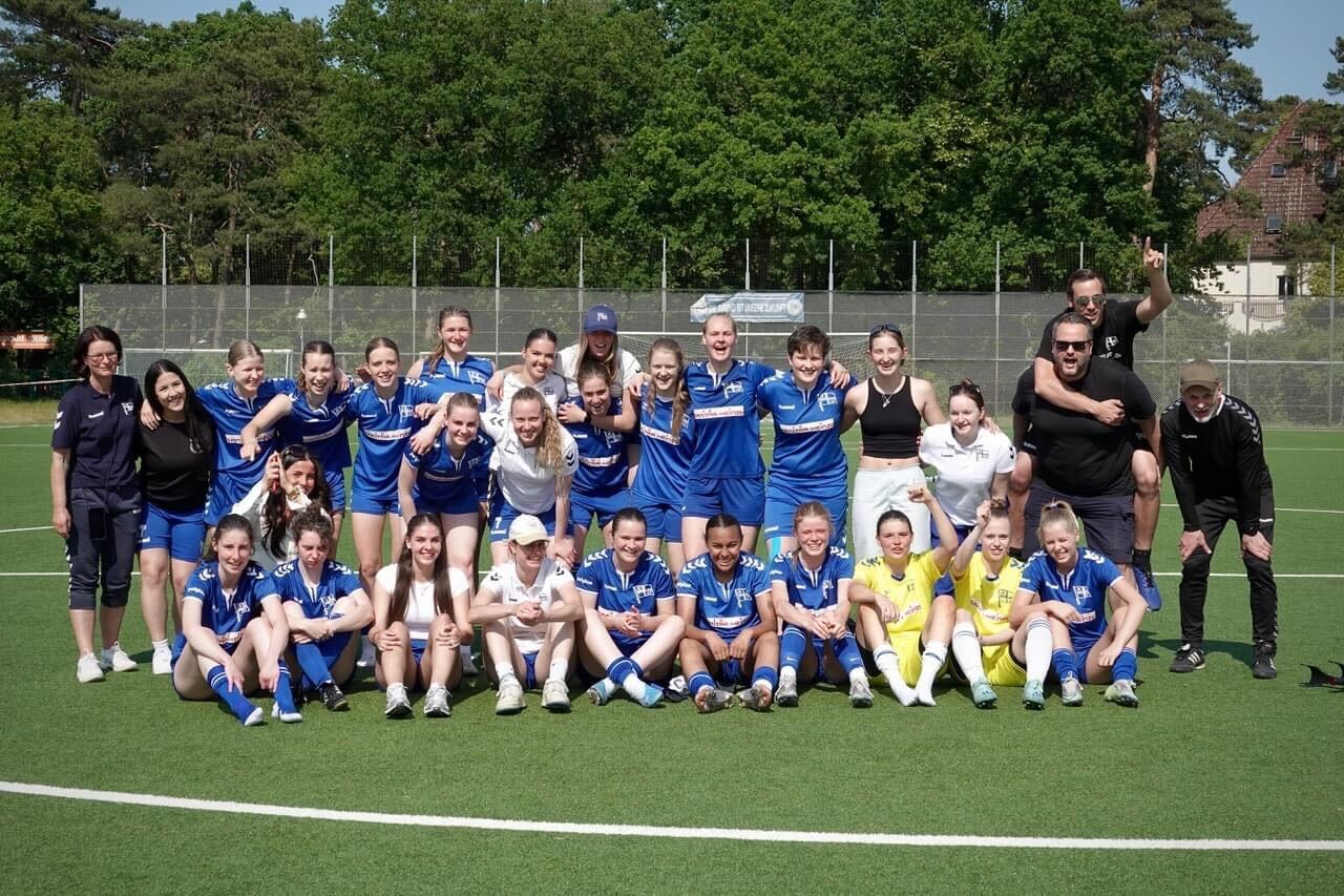 Die Frauen von Hertha 03 posieren für ein Teamfoto.