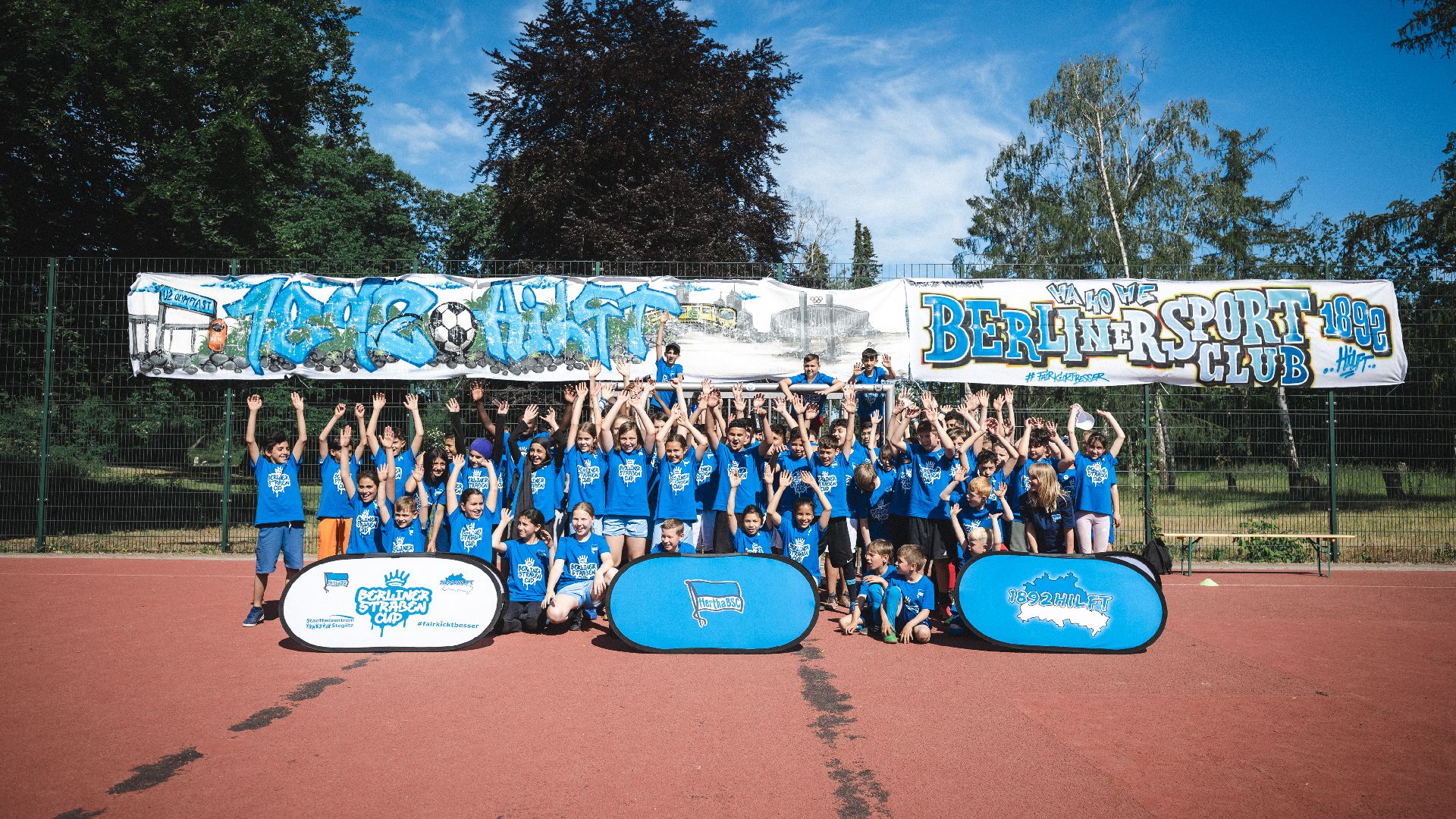 Gruppenfoto der Teilnehmenden des Berliner Straßen Cups 2023 in Reinickendorf.