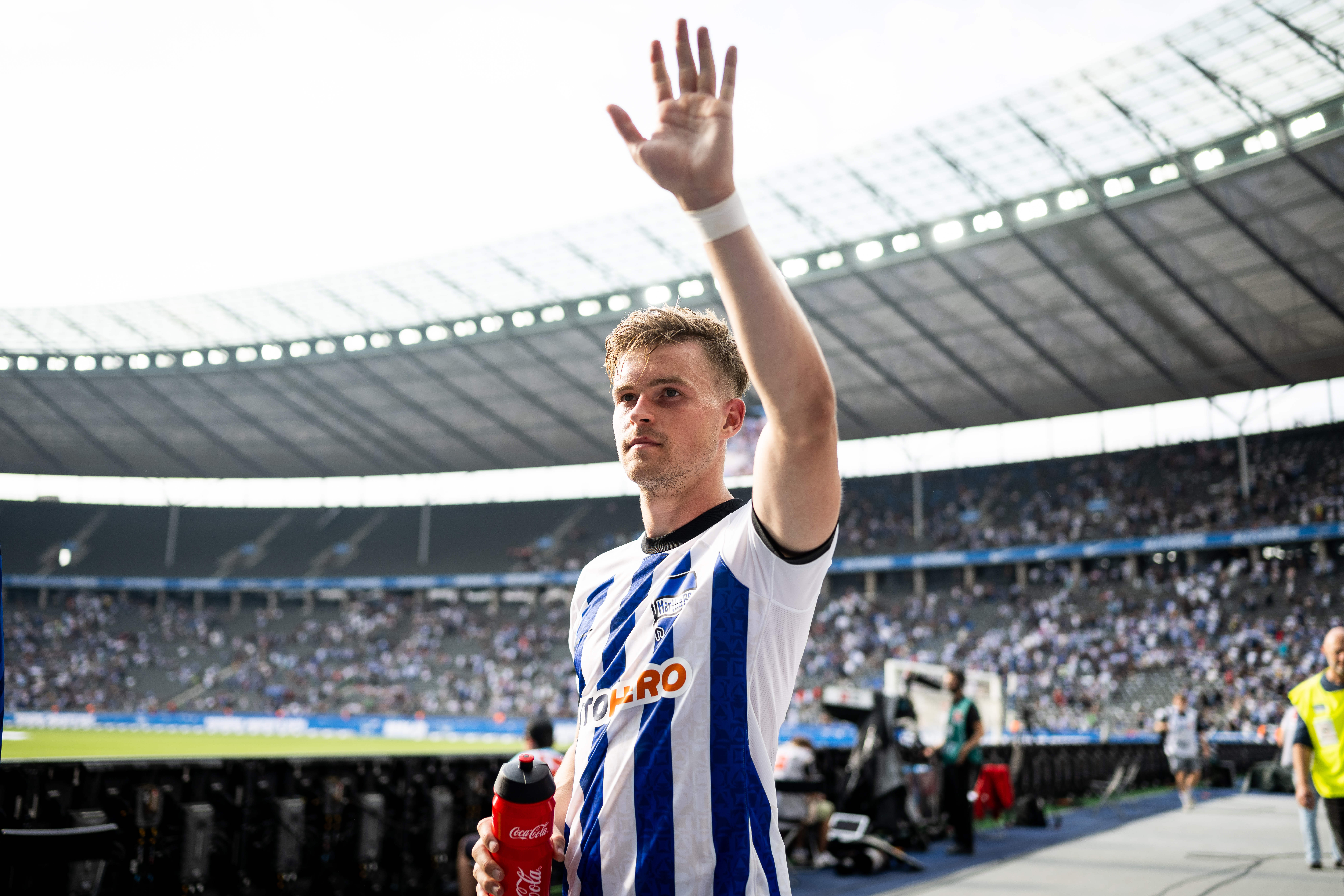 Maxi Mittelstädt waves to the Hertha fans.
