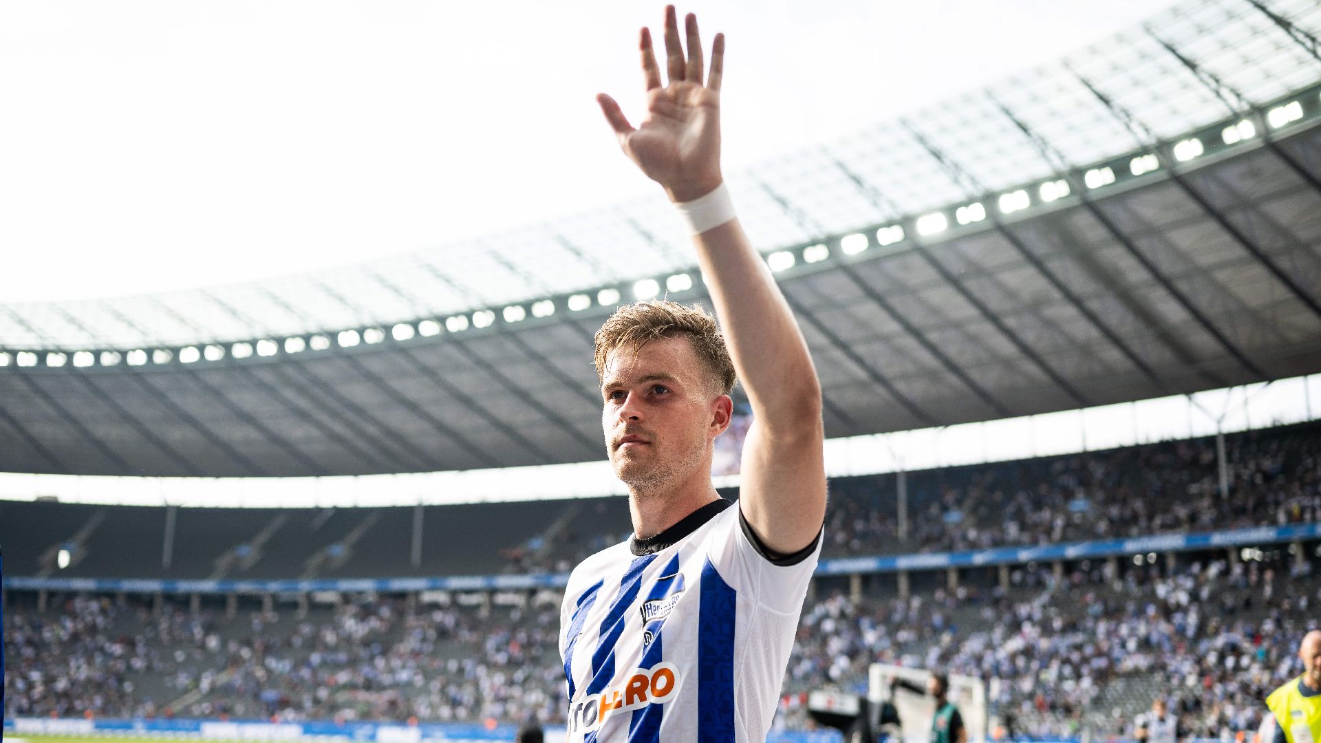 Maxi Mittelstädt winkend im Olympiastadion.