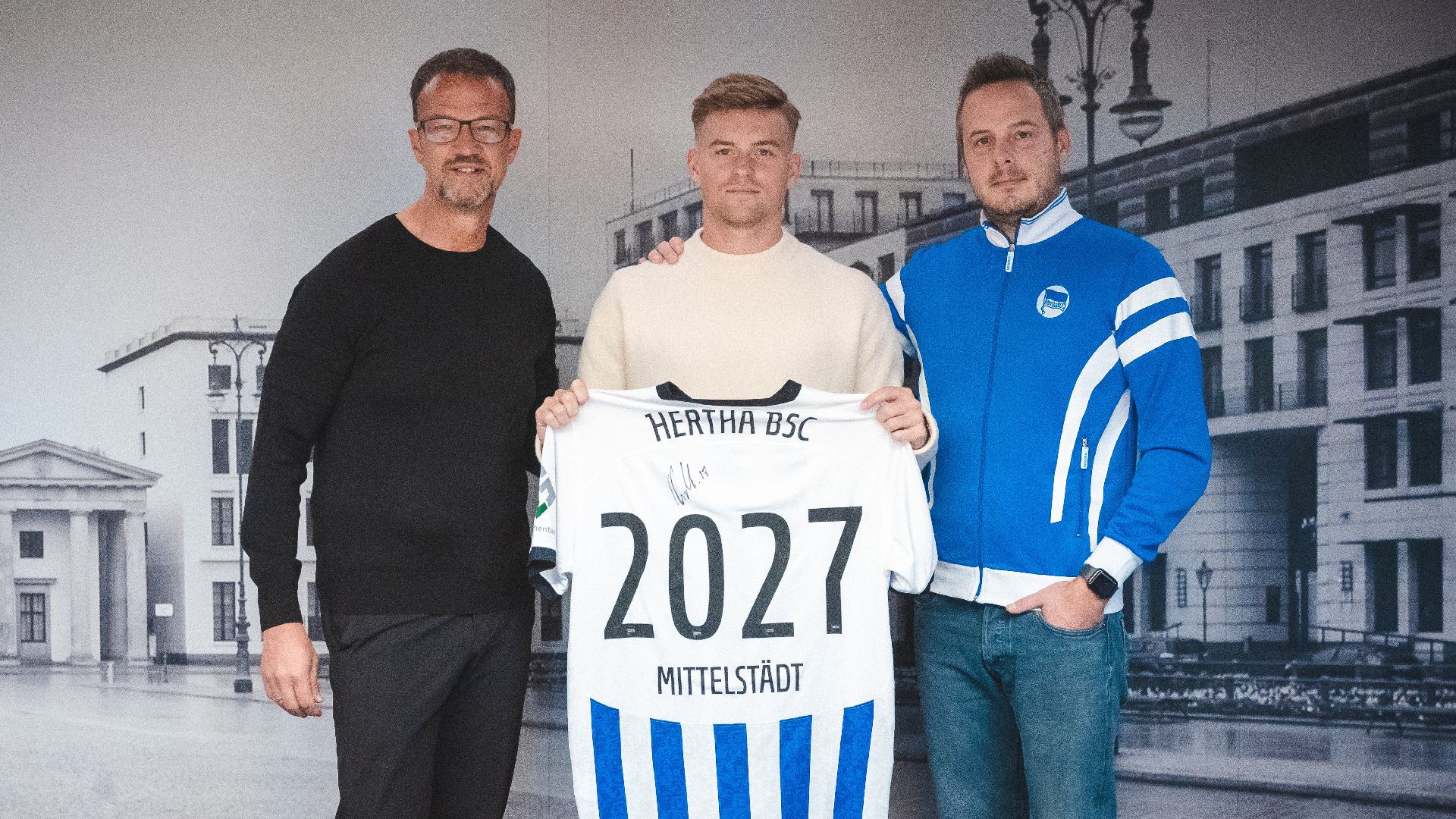 Fredi Bobic (li.), Maximilian Mittelstädt und Kay Bernstein mit dem Trikot mit der Nummer 2027.