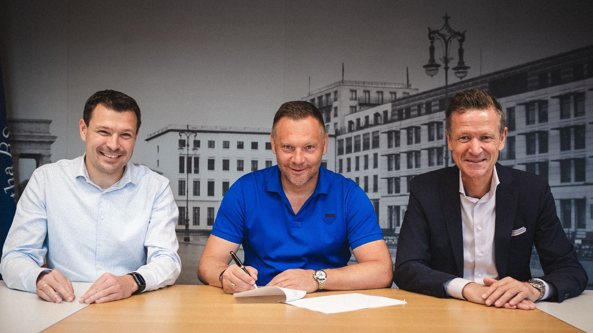 Benjamin Weber, Pál Dárdai und Thomas E. Herrich sitzen am Tisch zur Vertragsunterzeichnung.