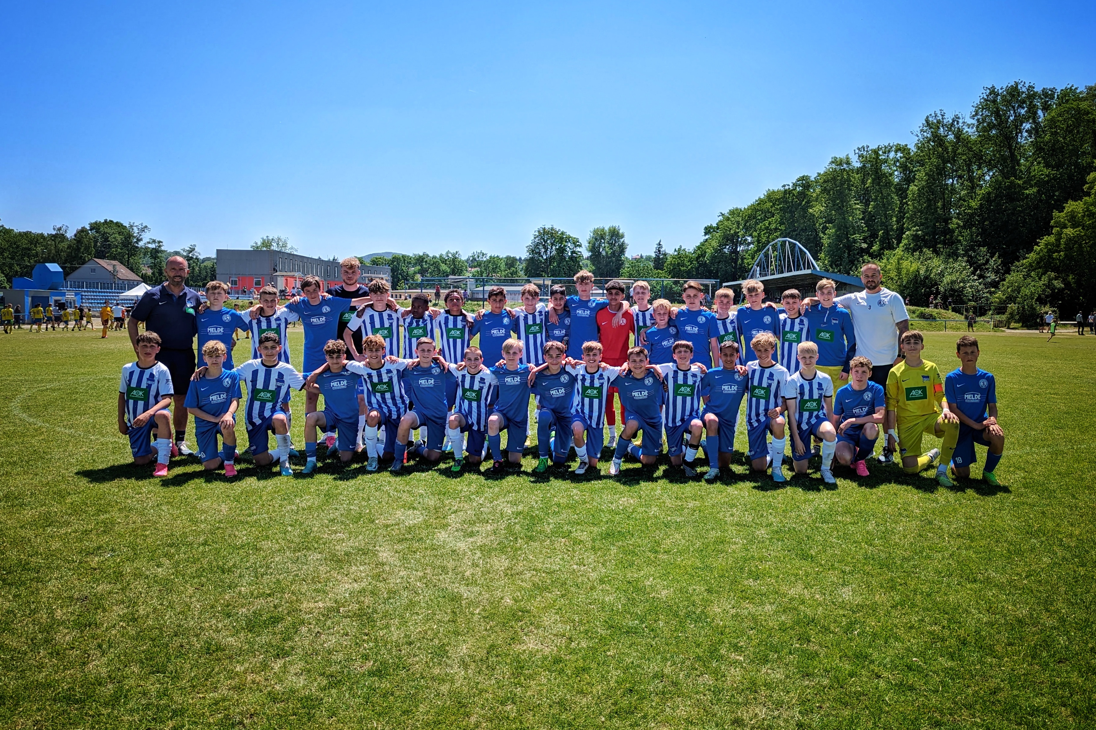 Arm in Arm posiert unsere U13 mit dem Nachwuchs des SC Staaken.