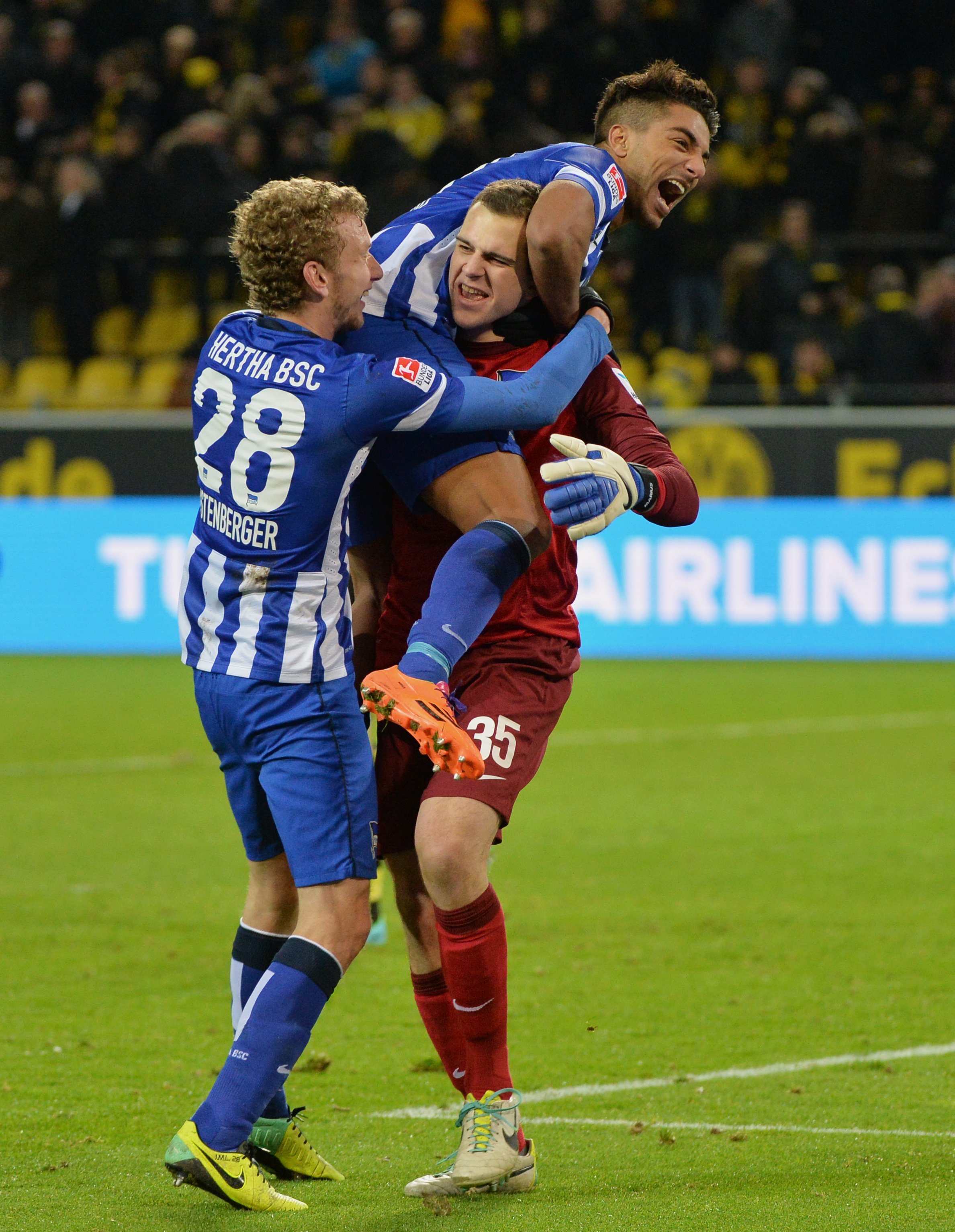 Fabian Lustenberger, Marius Gersbeck und Sami Allagui bejubeln den Sieg in Dortmund im Dezember 2013.
