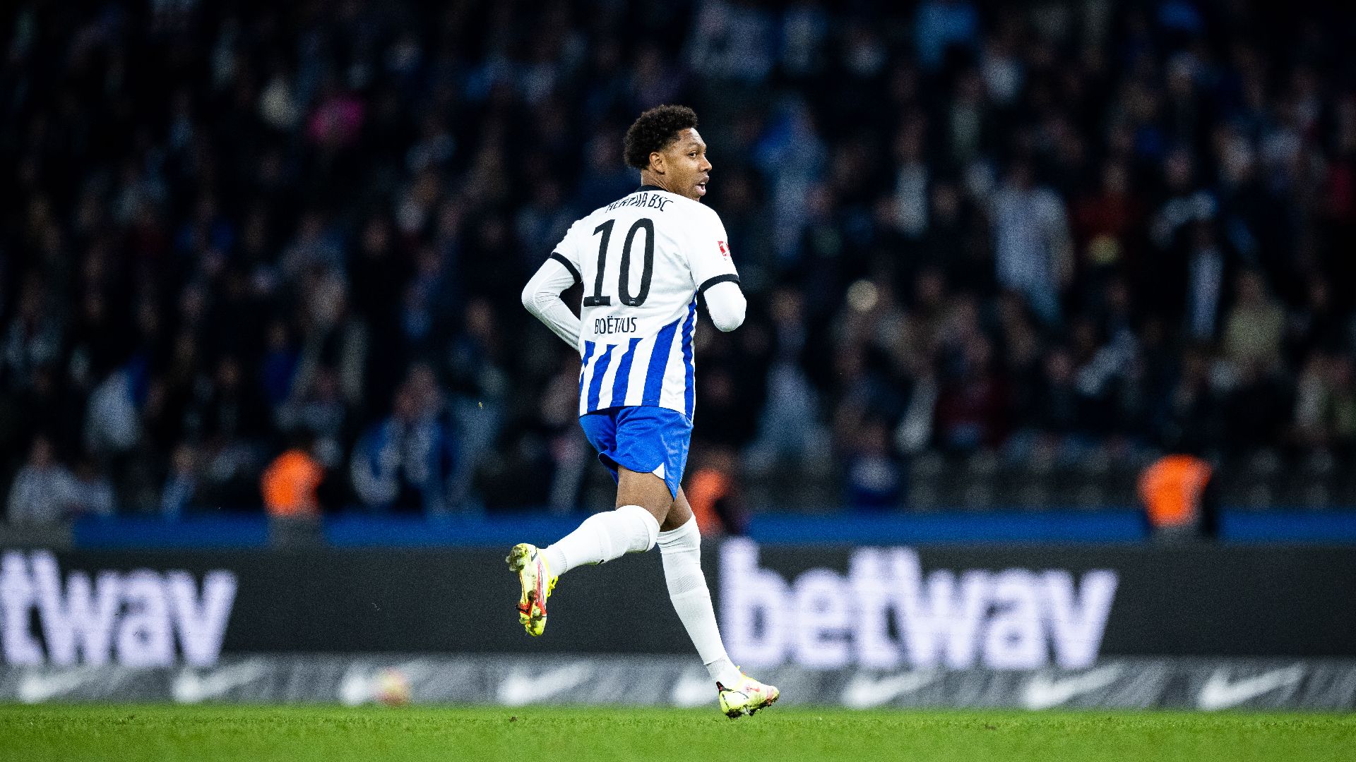 Jean-Paul Boëtius running on the pitch.