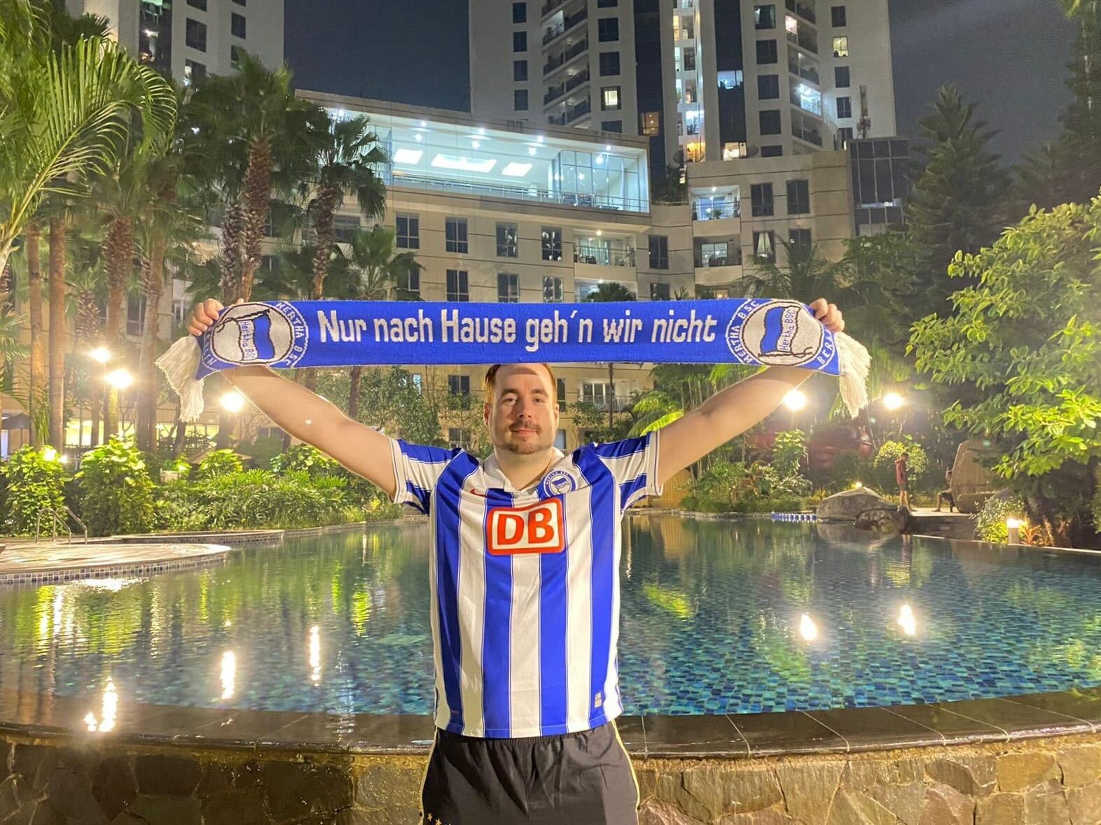 Exil-Herthaner Robert Brodowski streckt seinen Hertha-Schal in die Höhe.