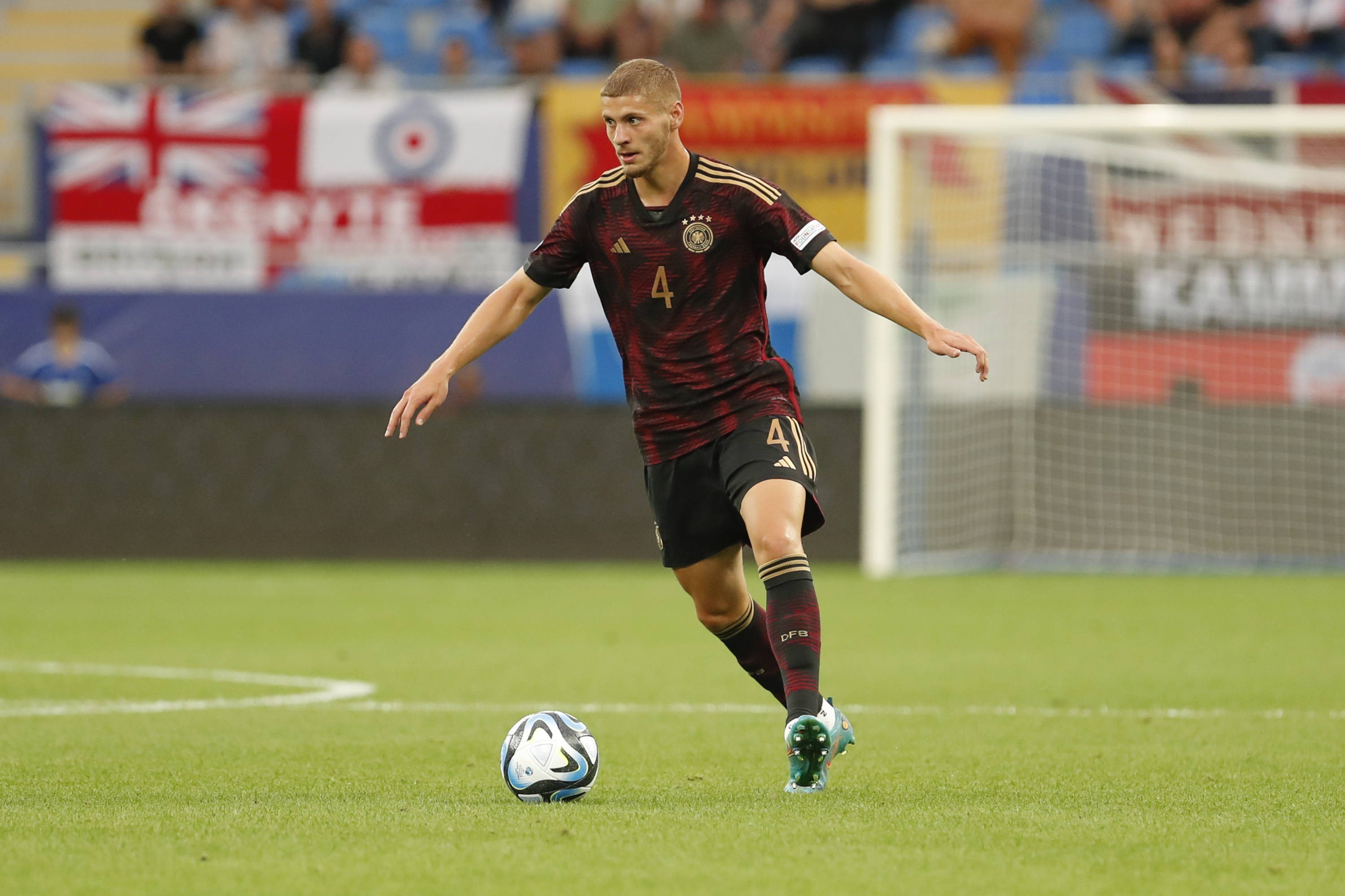 Márton Dárdai führt den Ball bei der U21-EM.