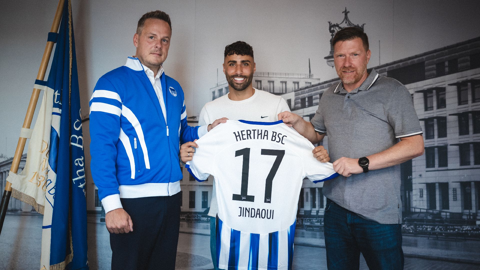 Nader Jindaoui präsentiert mit Kay Bernstein und Zecke sein neues Trikot.