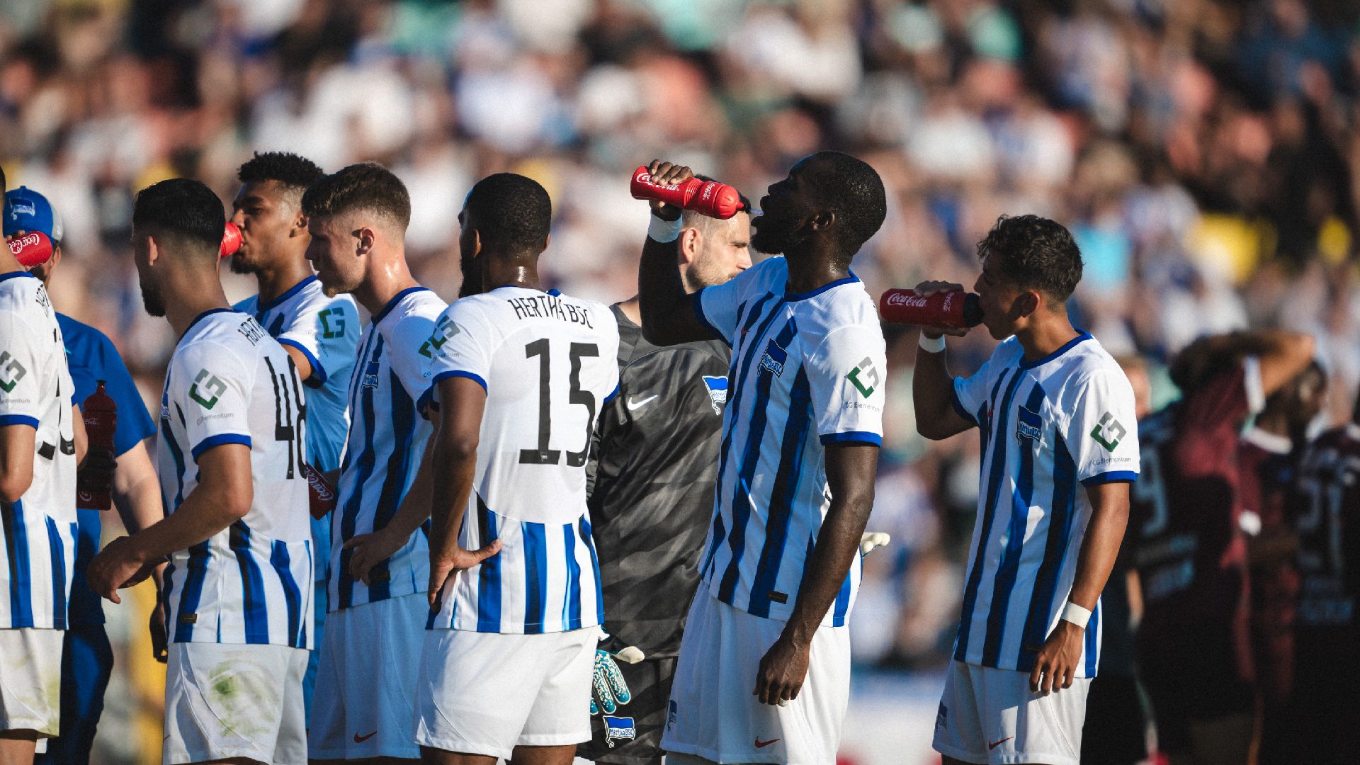 Unsere Herthaner nutzen eine Trinkpause im Test gegen den BFC.