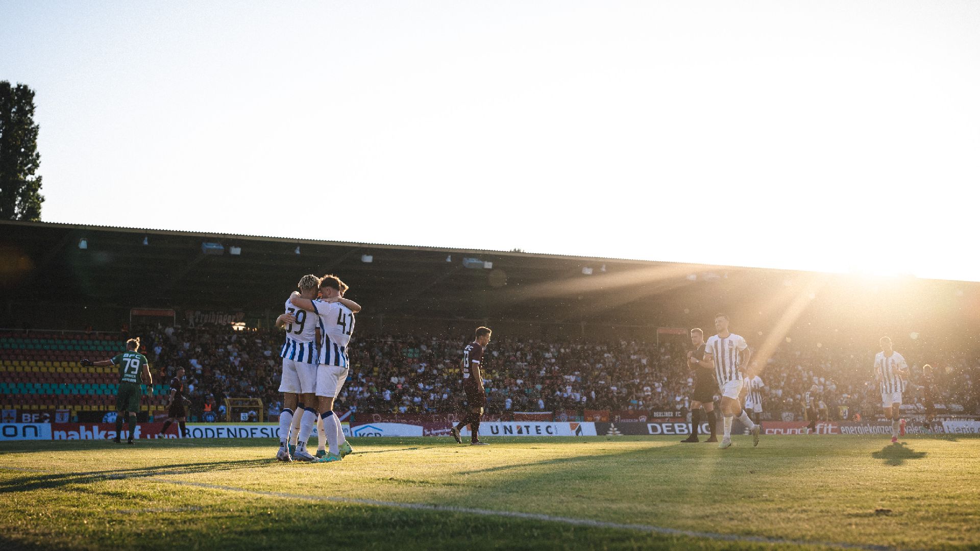 Unsere Herthaner bejubeln ein Tor gegen den BFC.