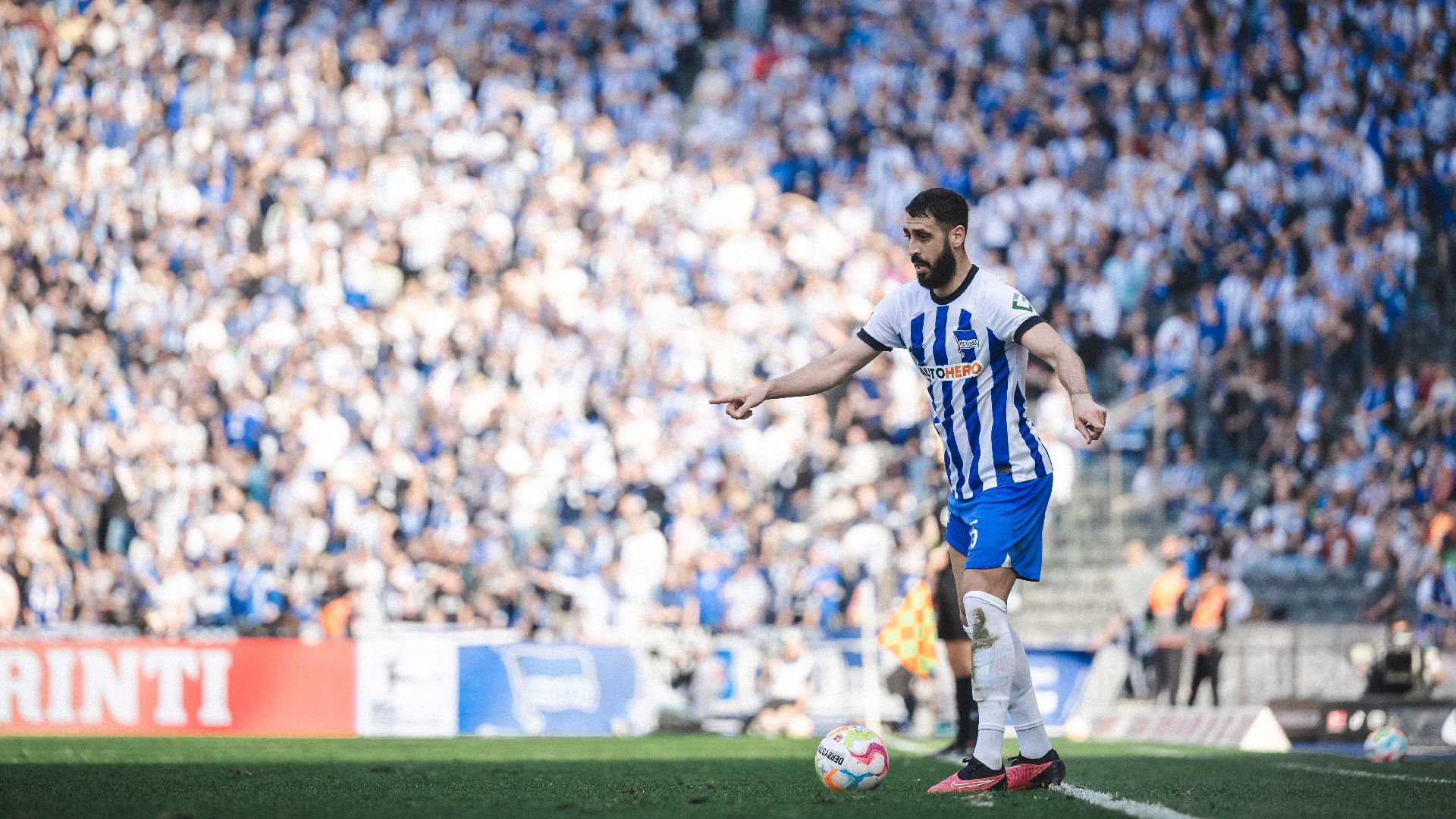 Tolga Ciğerci führt den Ball im Olympiastadion.