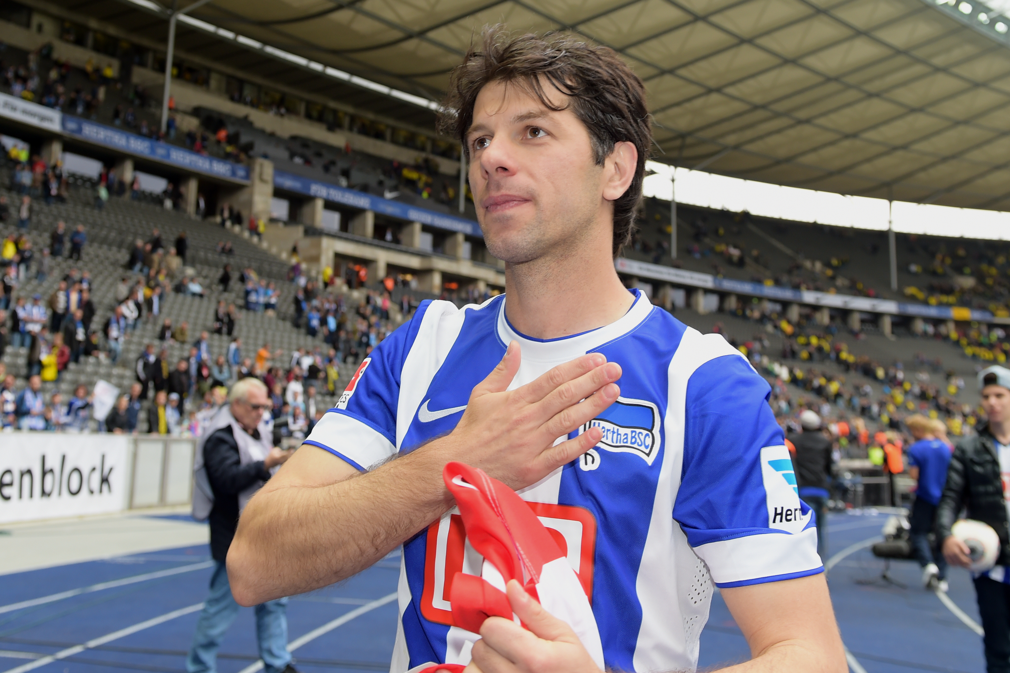 Levan Kobiashvili legt seine Hand auf die Brust.