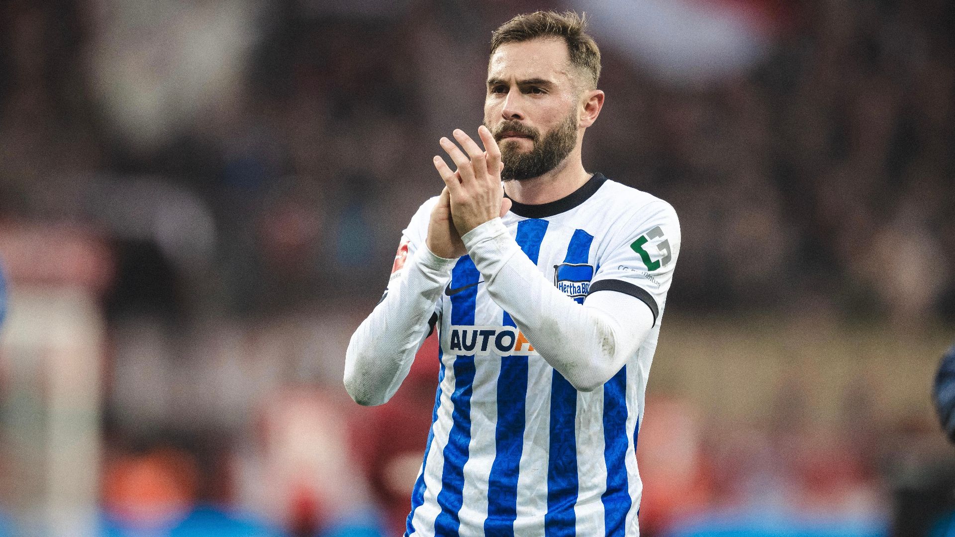 Lucas Tousart applaudiert den Fans.