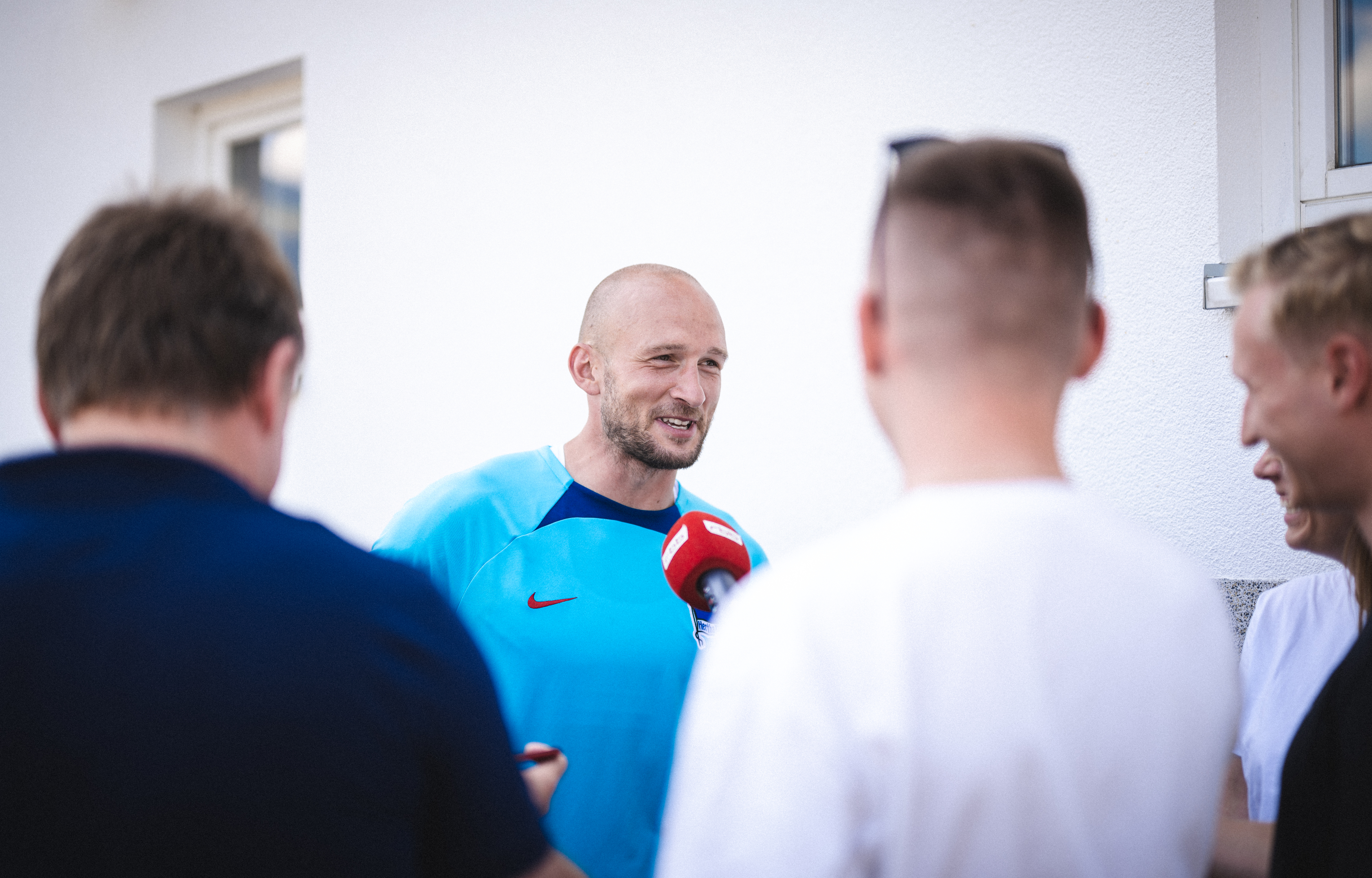 Toni Leistner spricht bei einer Medienrunde.