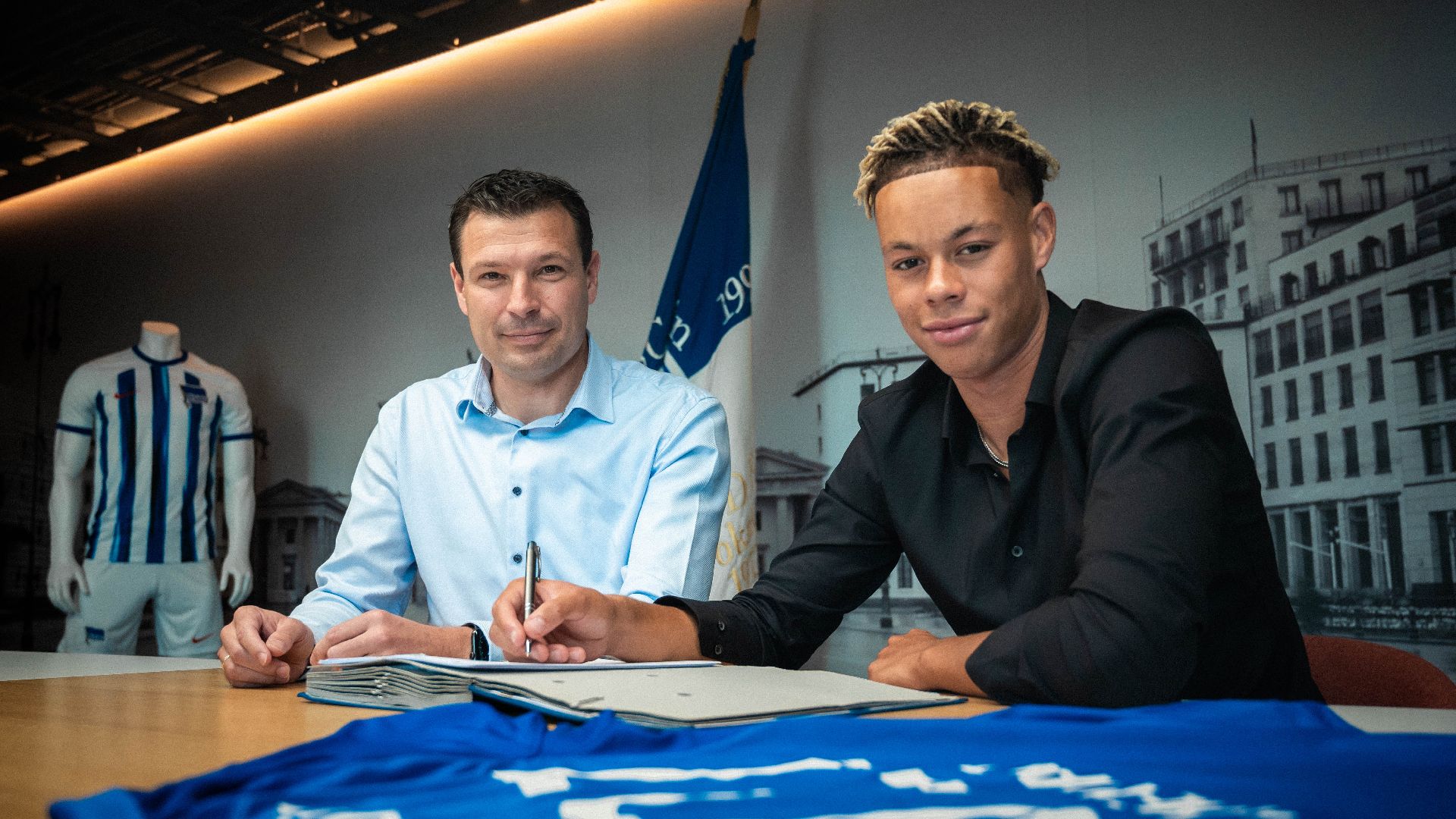 Derry Scherhant und Benjamin Weber bei der Vertragsunterzeichnung.