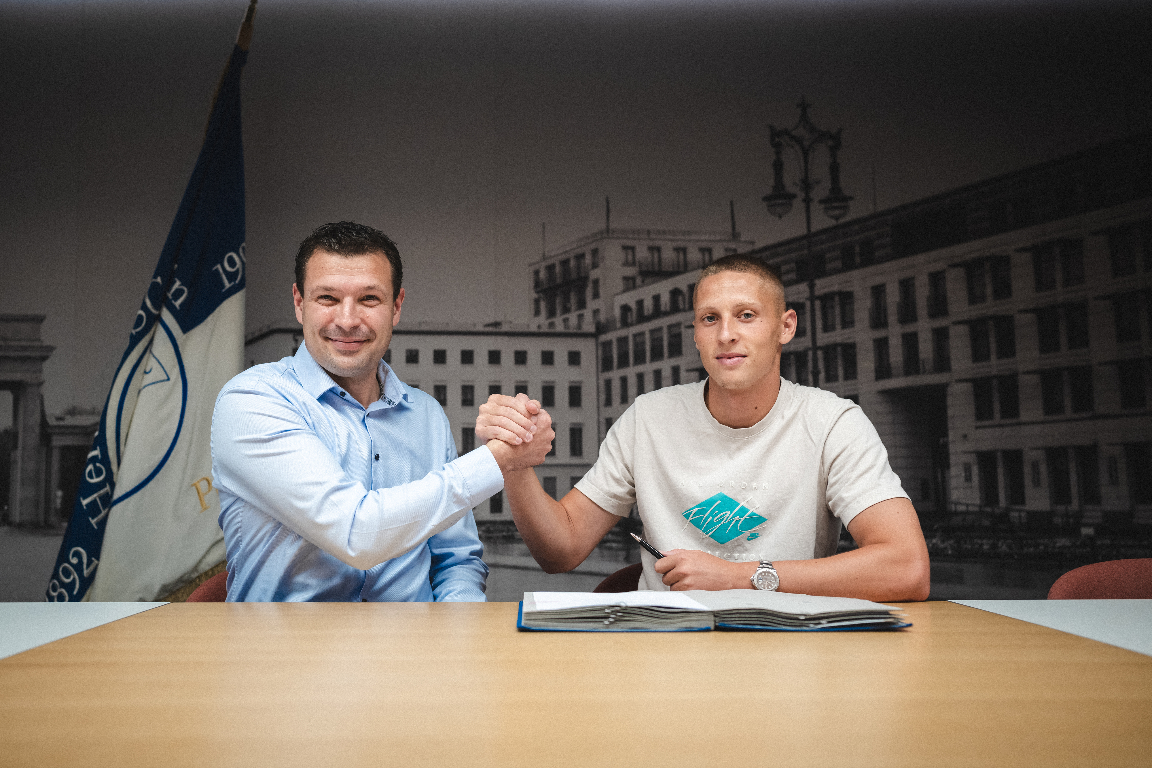 Benjamin Weber and Palkó Dárdai after signing the contract.