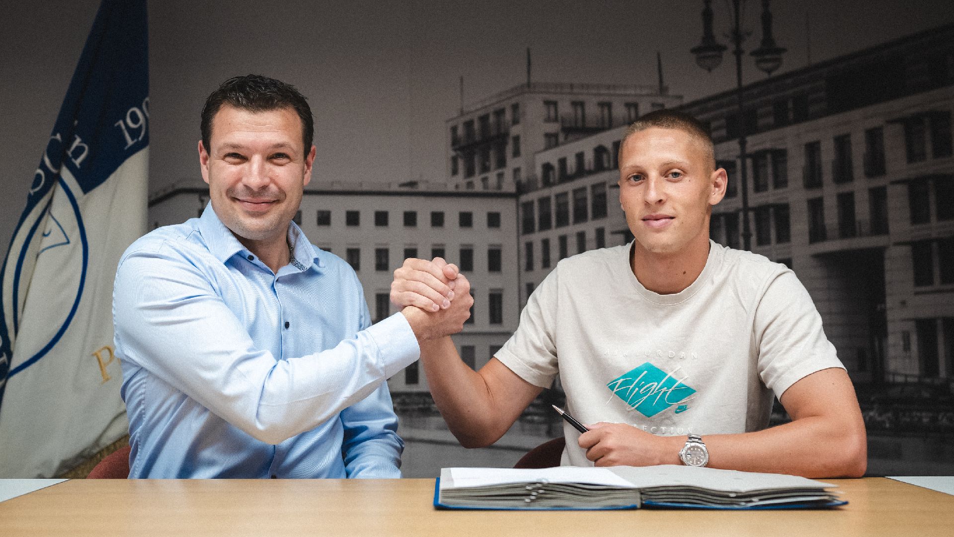 Benjamin Weber and Palkó Dárdai after signing the contract.