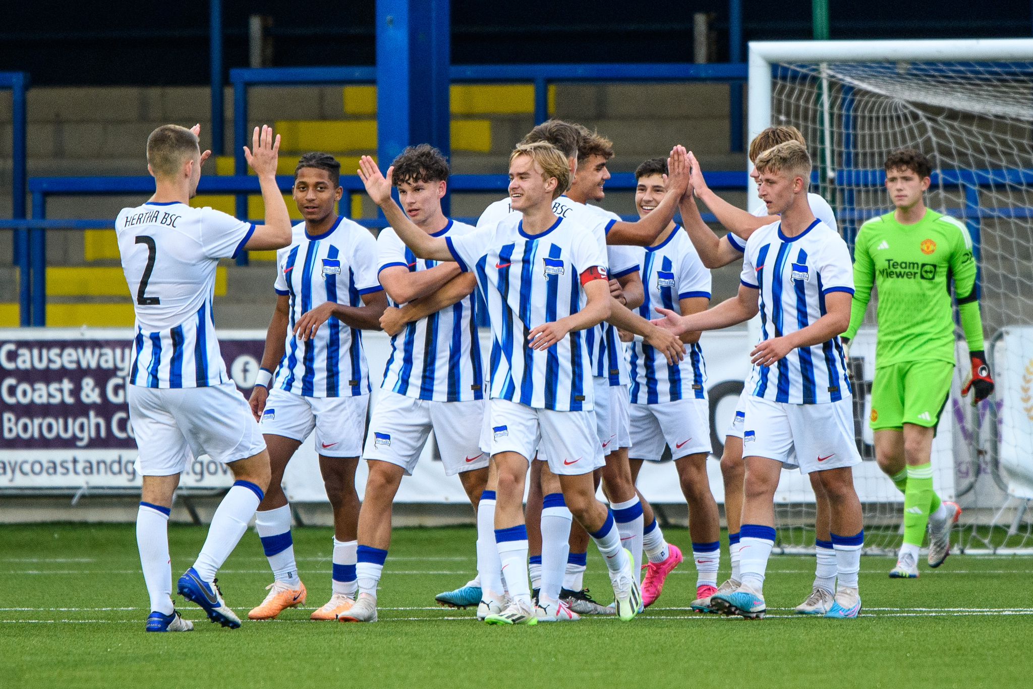 Unsere U19 bejubelt einen Treffer beim Spiel Hertha BSC vs. Manchester United.