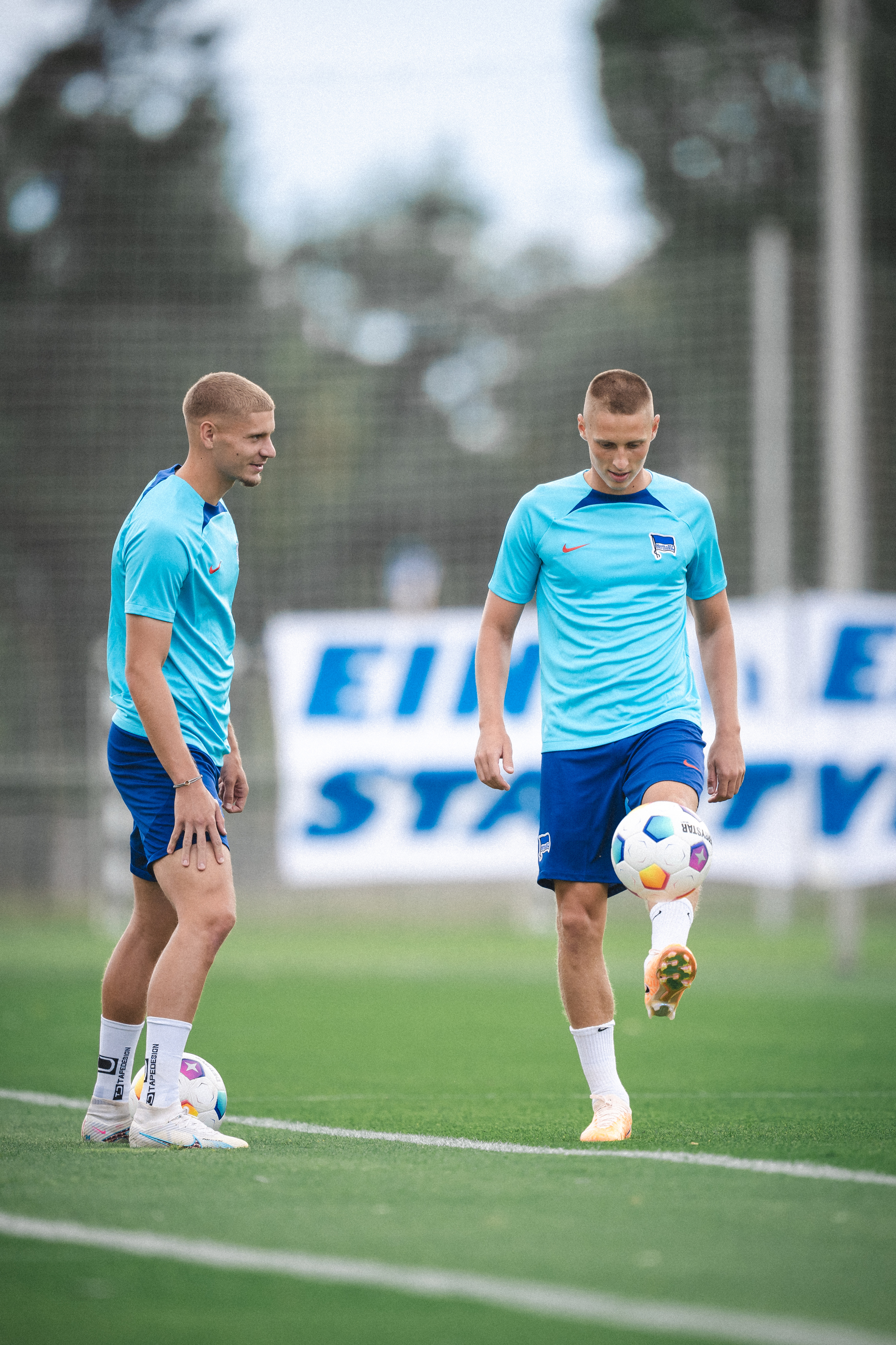 Palkó Dàrdai jongliert den Ball, Márton Dárdai schaut zu.