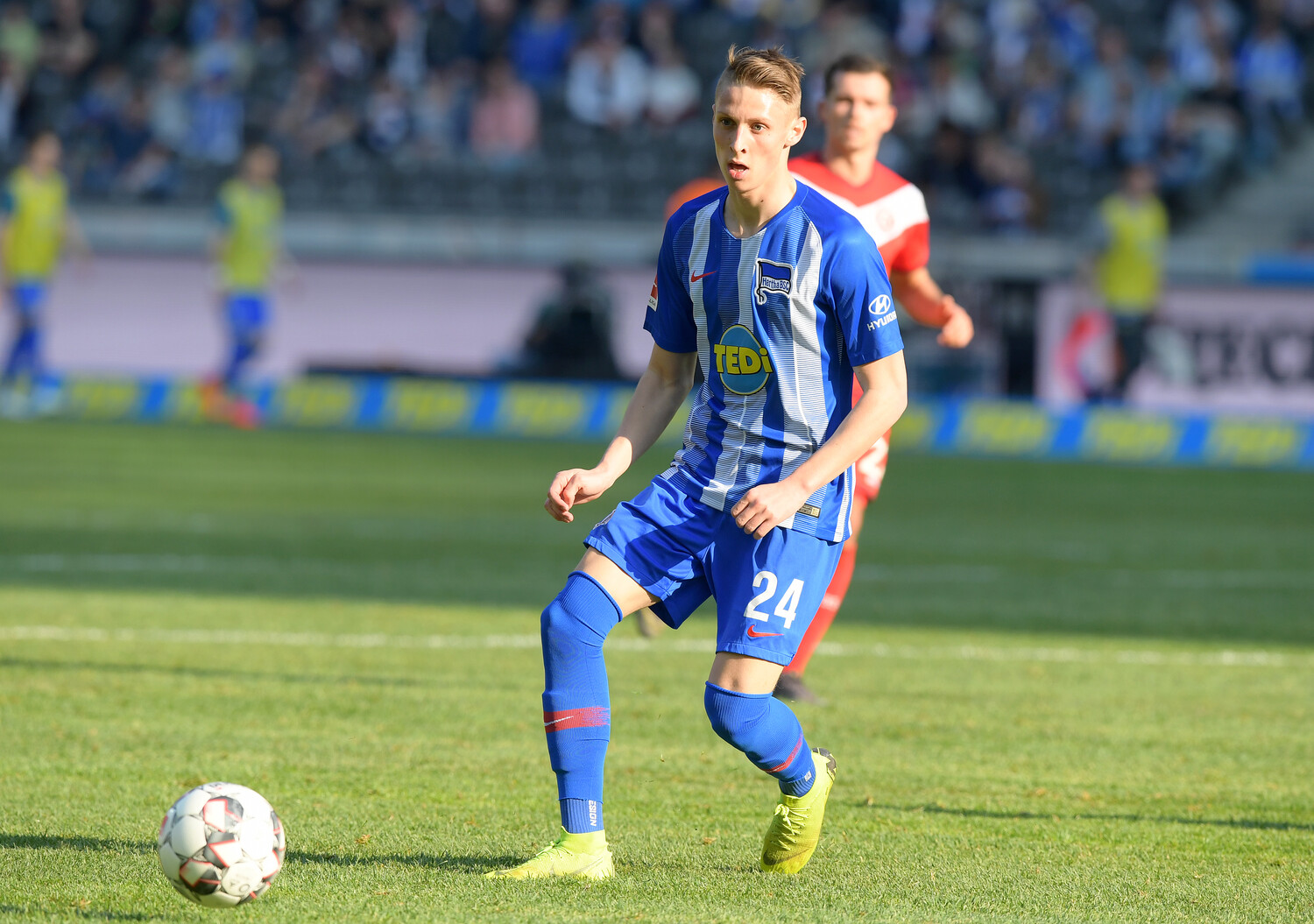 Palkó Dárdai spielt einen Pass im Olympiastadion.