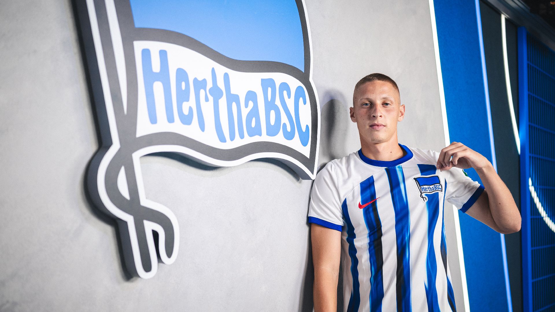 Palkó Dárdai posiert vor der Hertha-Fahne in der Traumfabrik.