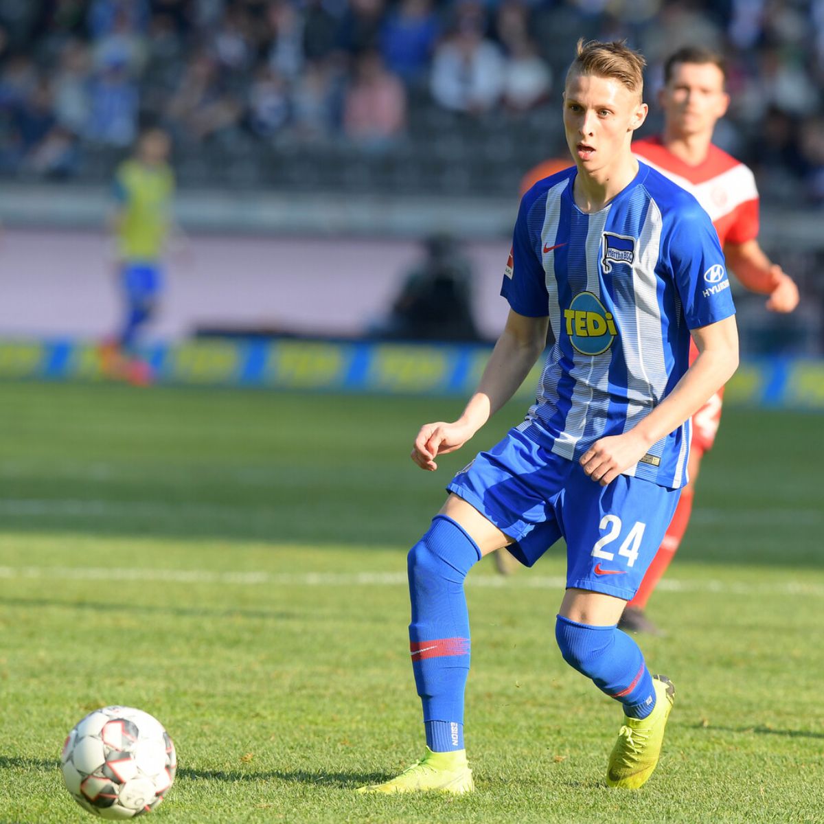 Palkó Dárdai spielt einen Pass im Olympiastadion.