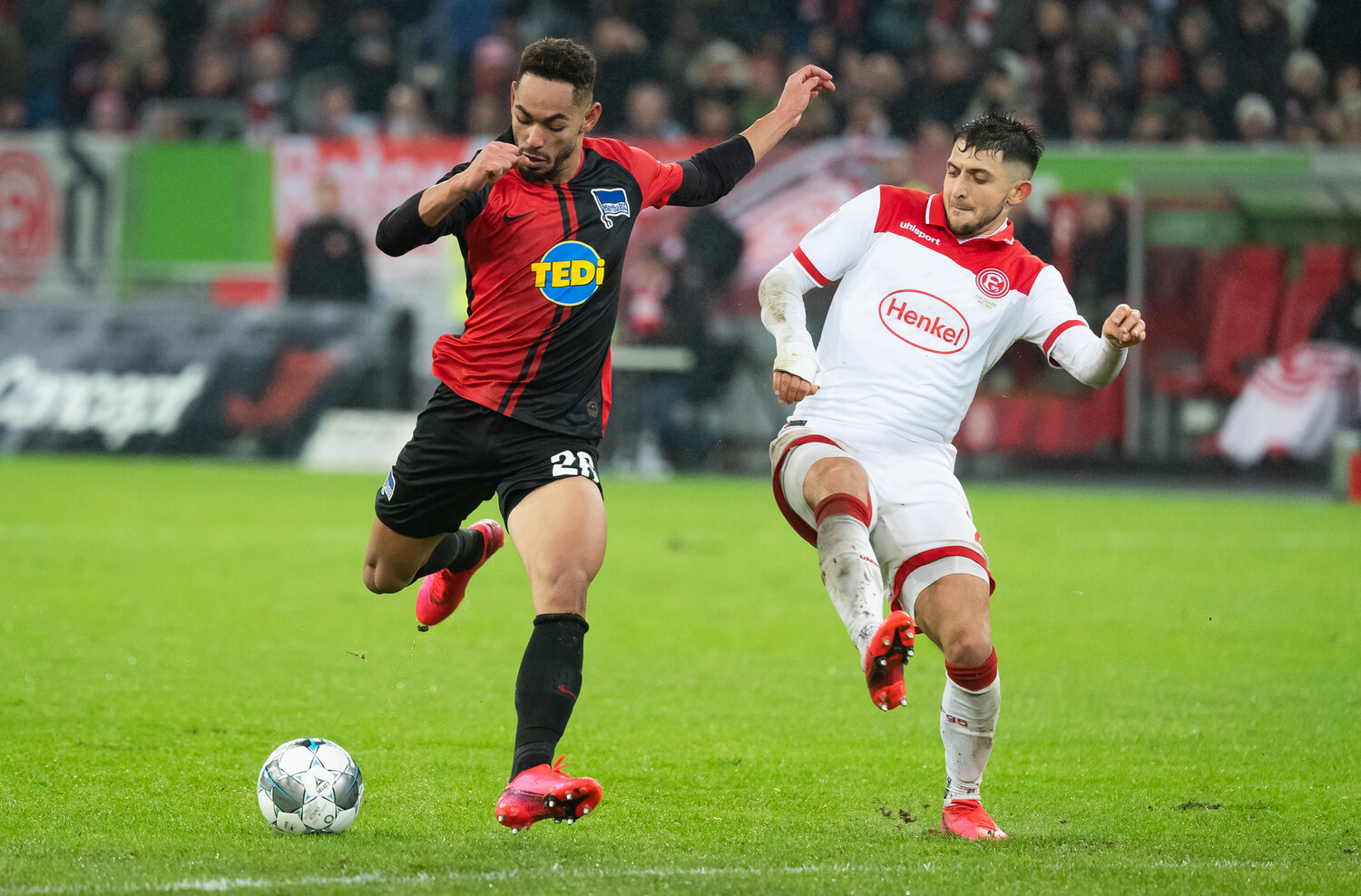 Matheus Cunha holt zum Schuss aus, Matthias Zimmermann kommt zu spät.