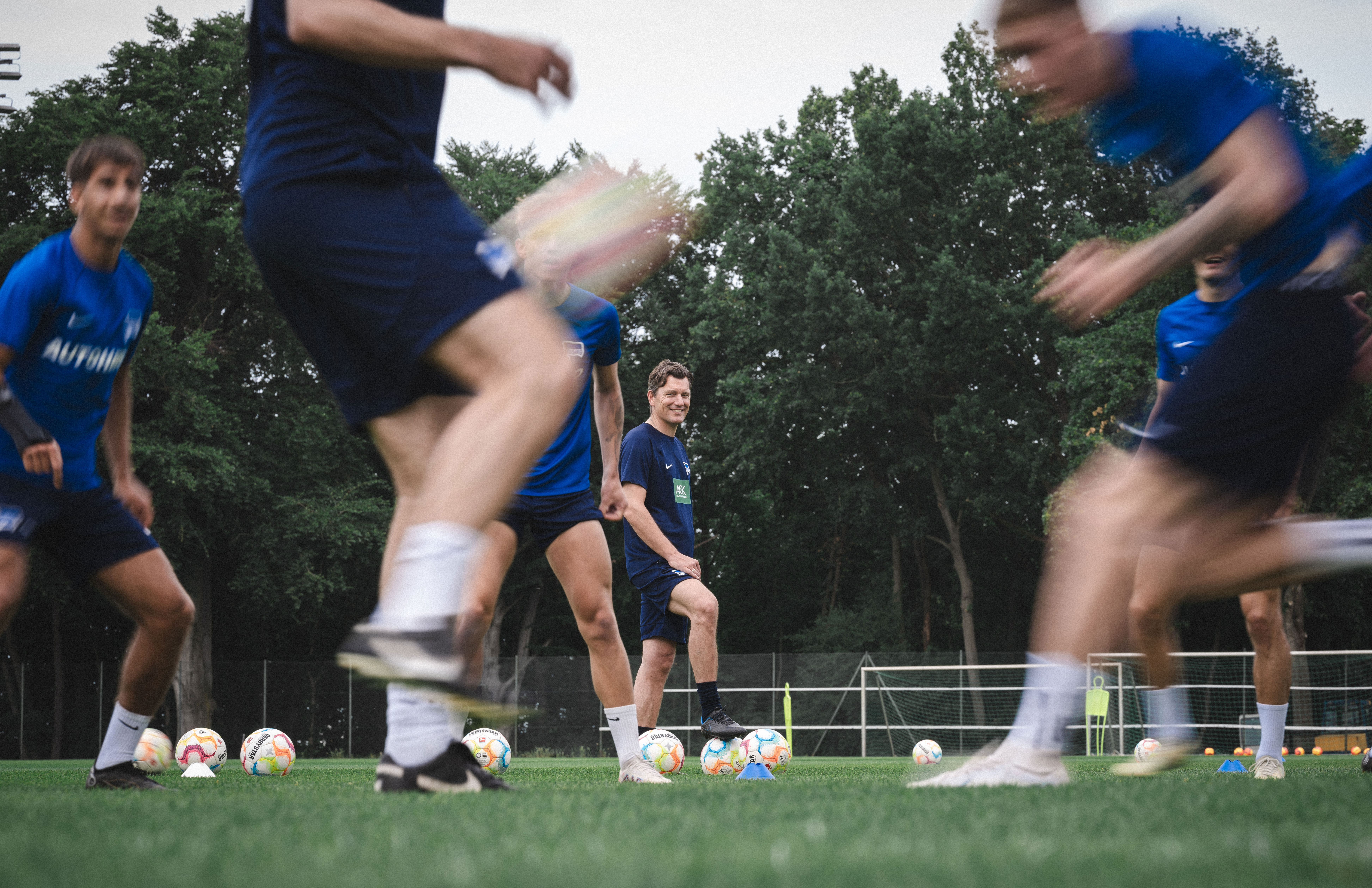 Stephan Schmidt beobachtet seine Jungs beim Training.