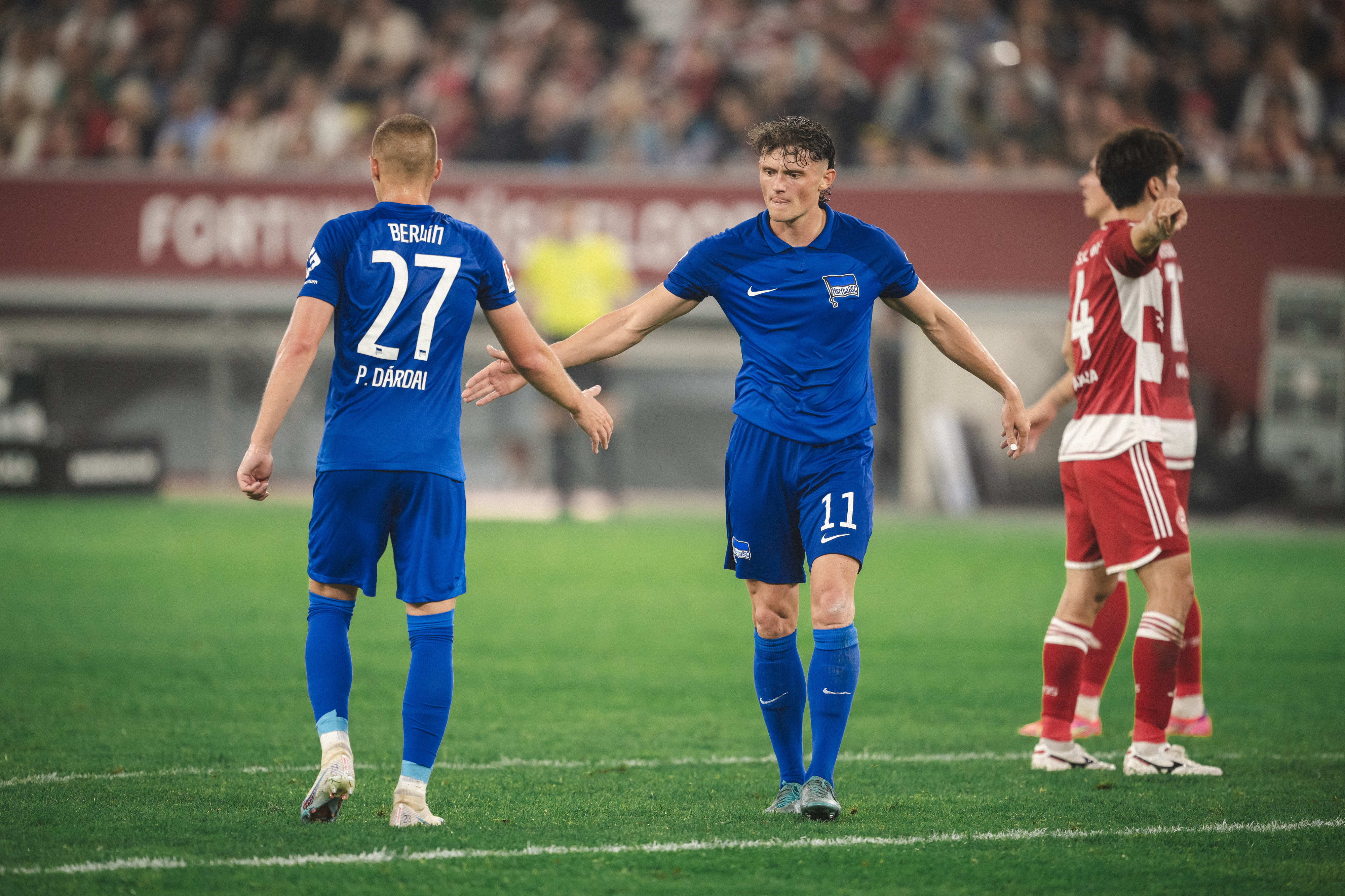 Fabian Reese schlägt mit Palkó Dárdai ein.