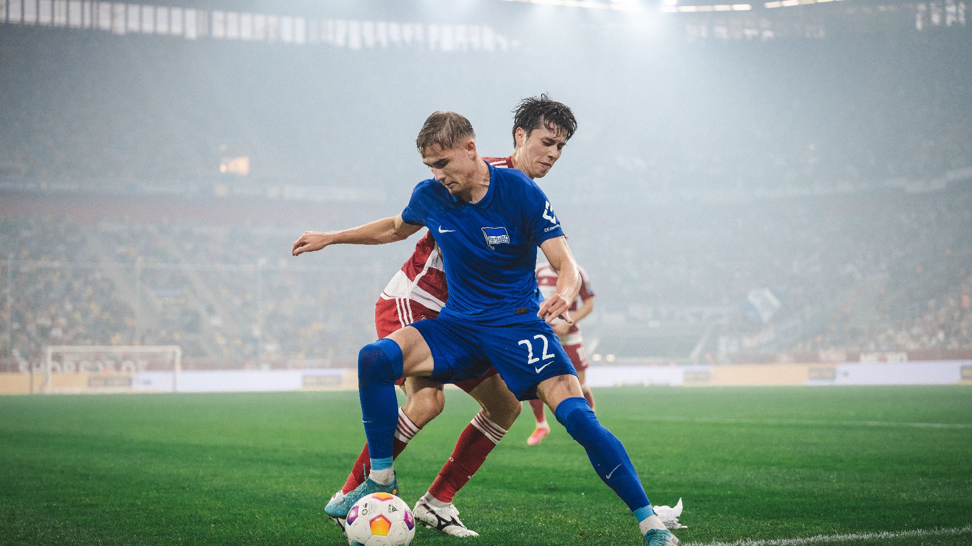 Marten Winkler behauptet im Duell mit Fortuna Düsseldorf den Ball.