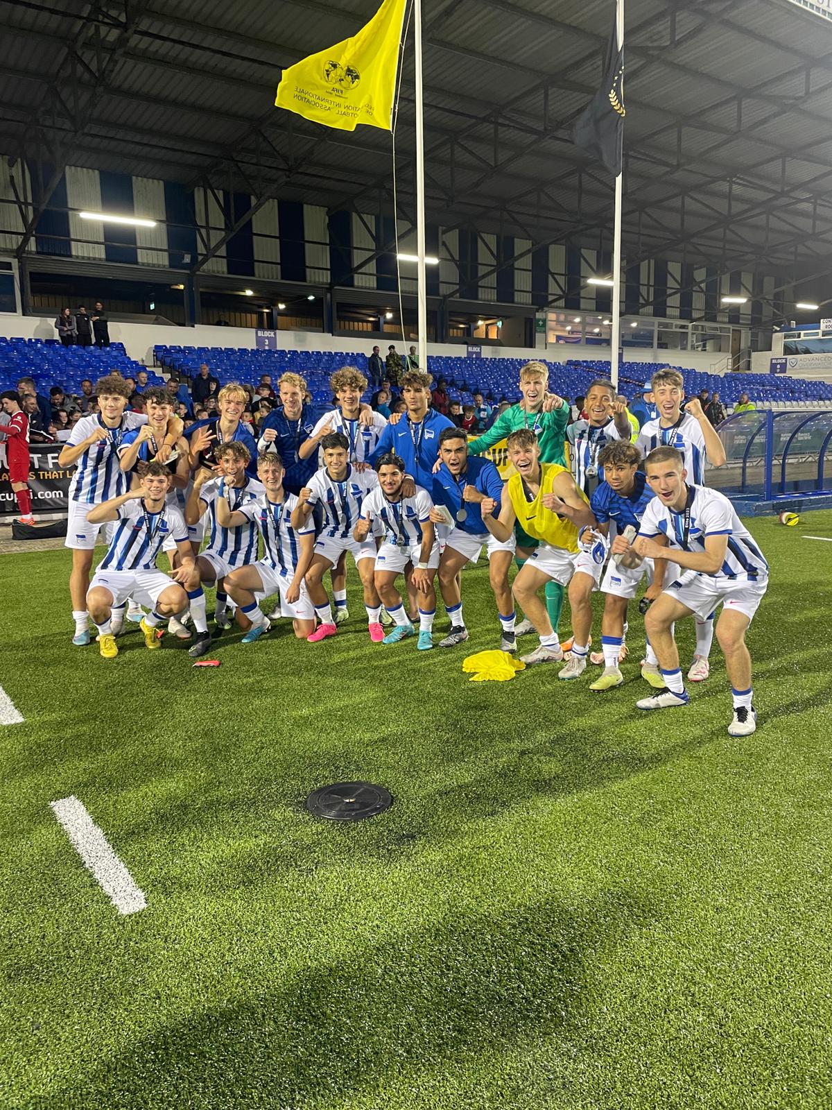 Unsere U19 posiert jubelnd zum Teamfoto.