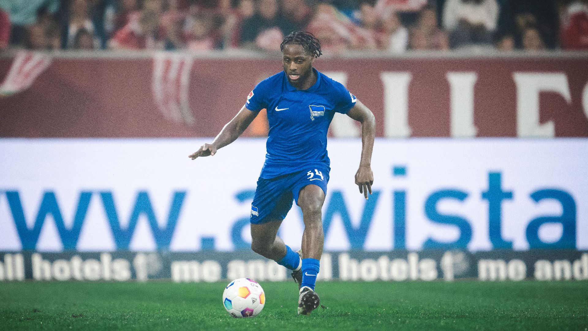 Deyo Zeefuik spielt den Ball im Duell bei Fortuna Düsseldorf nach vorne.