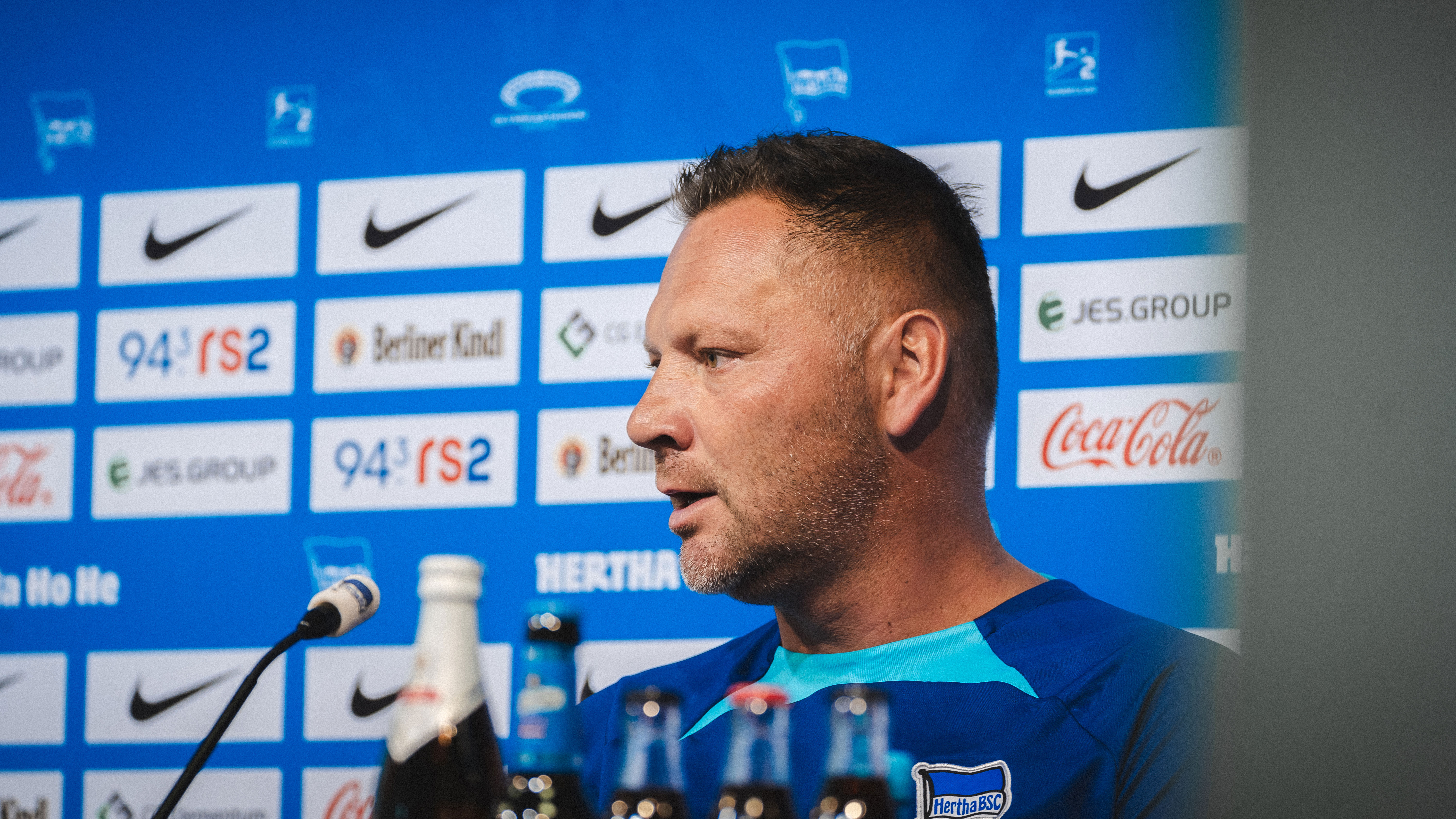Pál Dárdai spricht auf der Pressekonferenz vor dem Heimspiel gegen Wiesbaden.