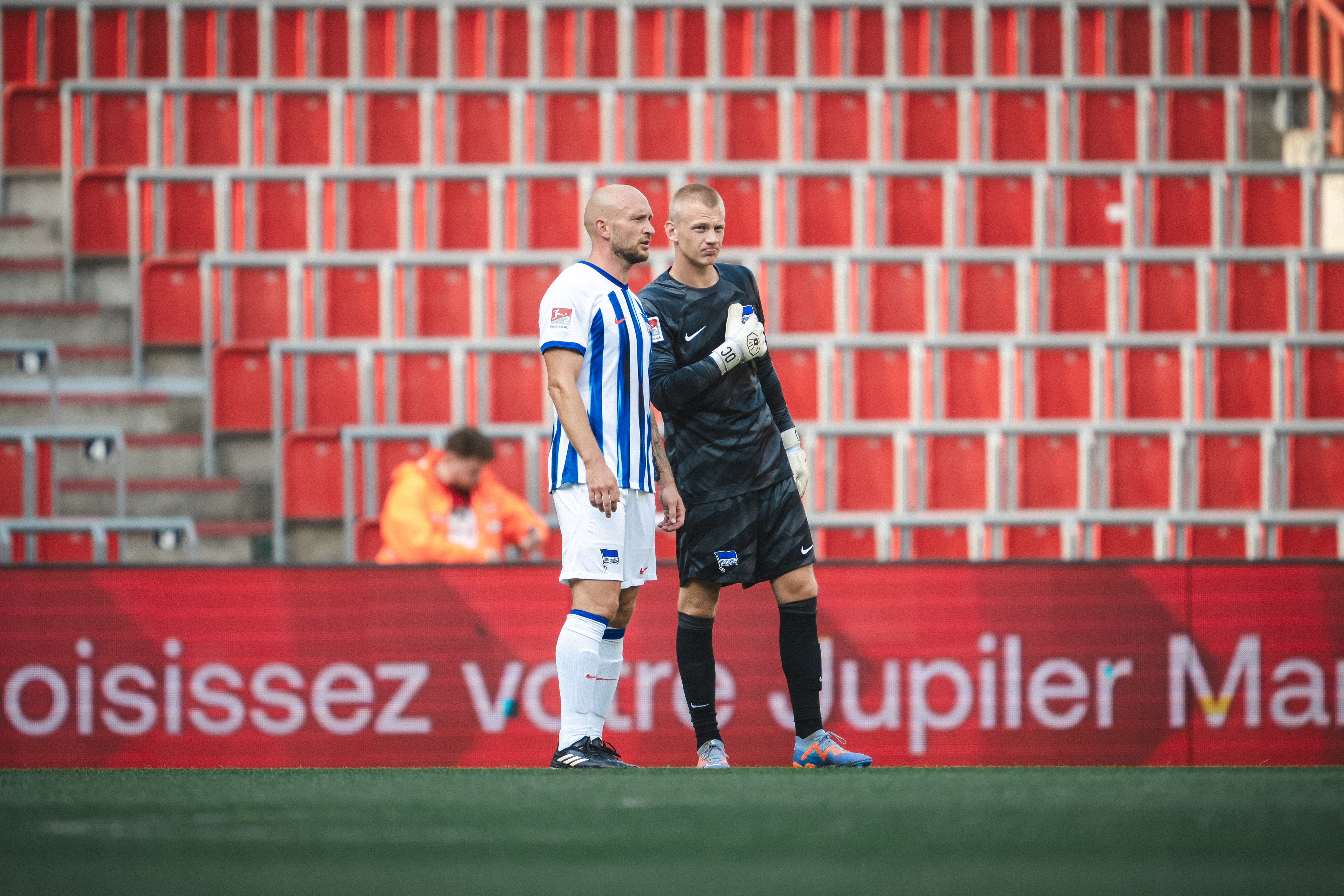 Toni Leistner und Oliver Christensen unterhalten sich auf dem Spielfeld.