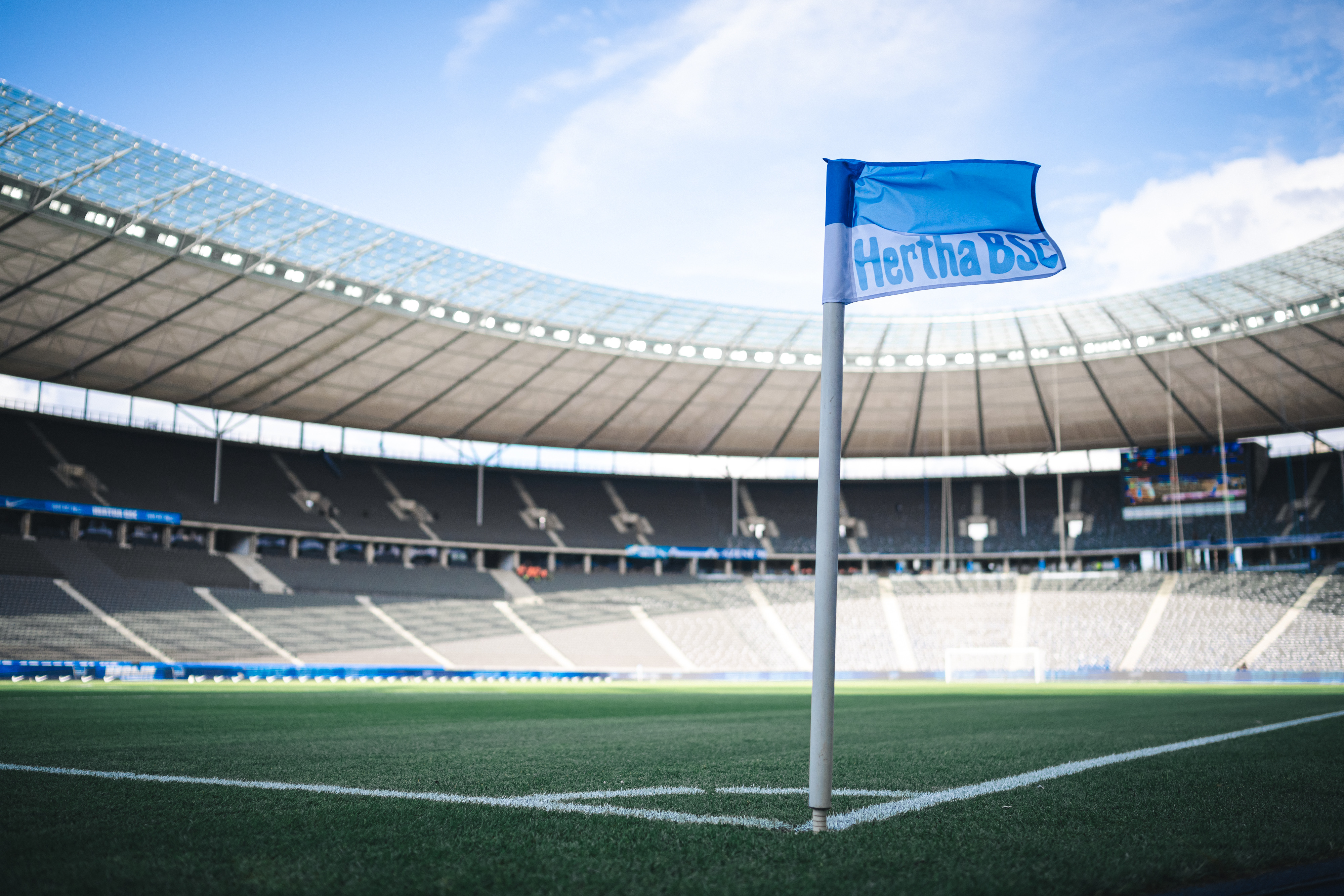 Panorama des Olympiastadions von der Eckfahne aus aufgenommen